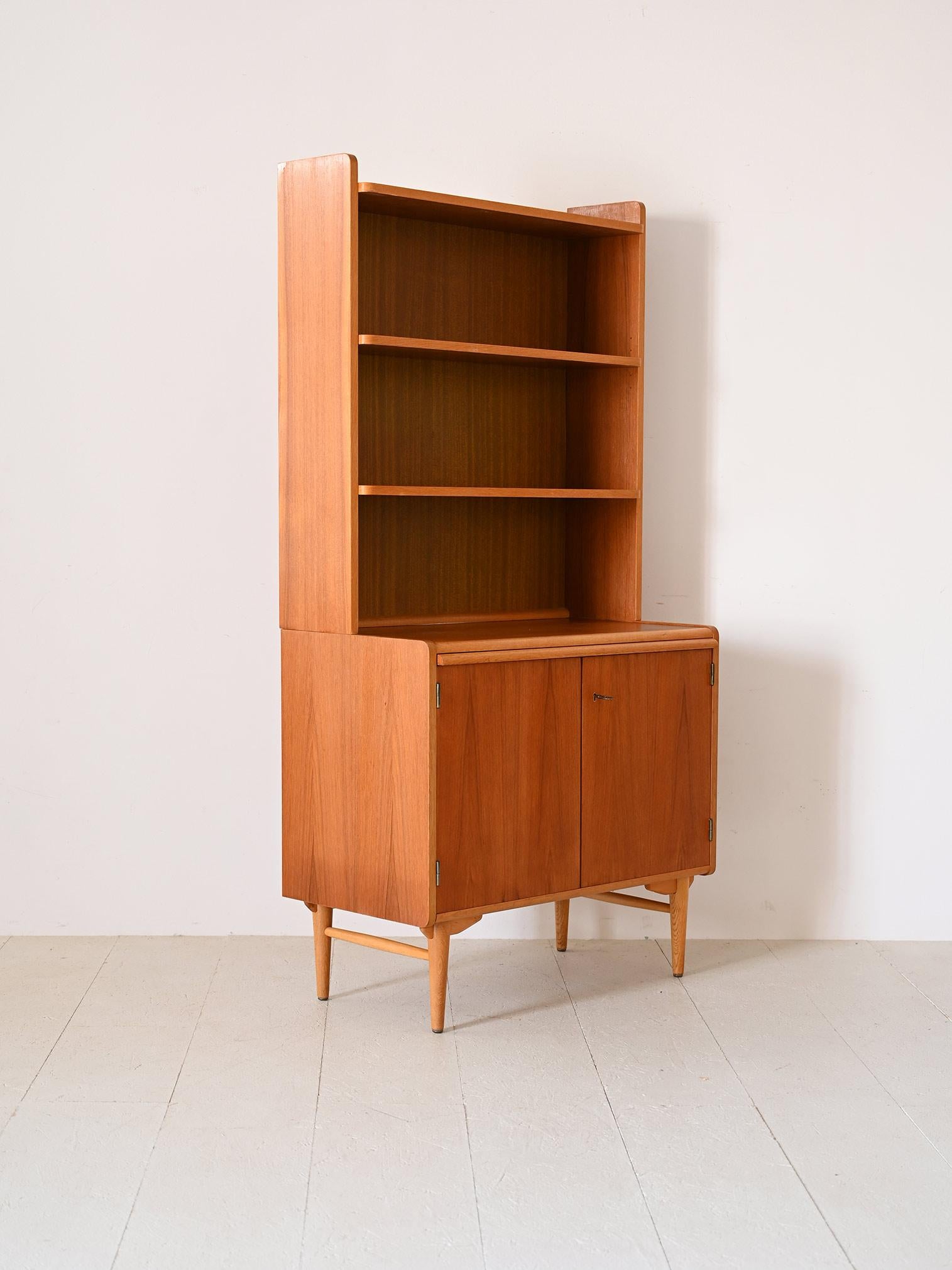 Vintage bookcase with pull-out shelf In Good Condition For Sale In Brescia, IT