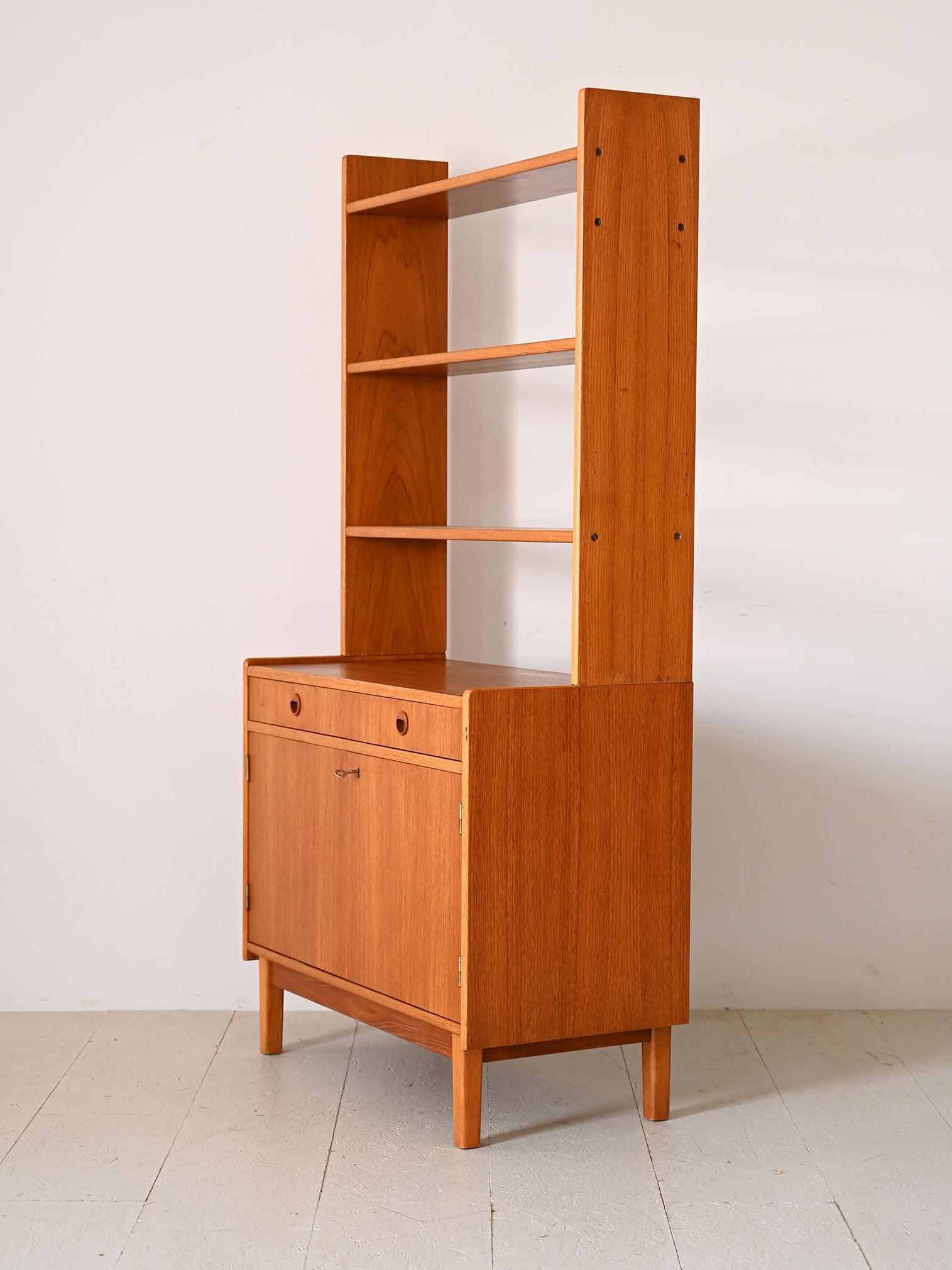 Vintage bookcase with storage compartment In Good Condition For Sale In Brescia, IT