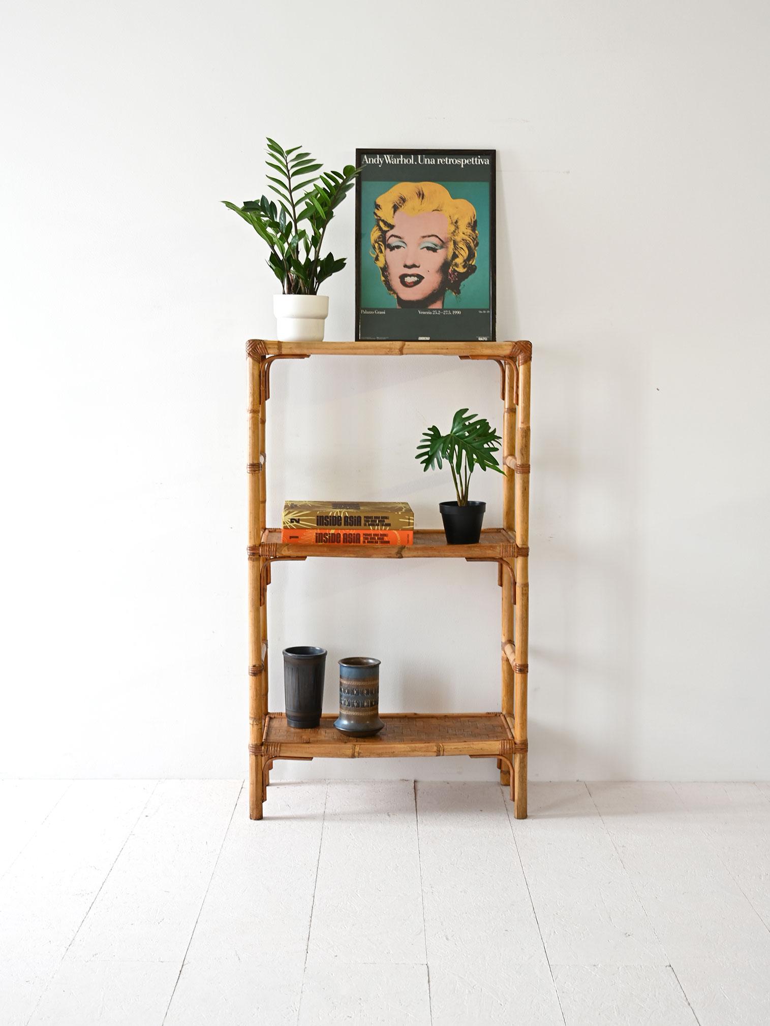 Meuble en bambou à trois étagères de fabrication scandinave.

Meubles au design minimaliste et naturel. La structure en bambou ajoute une touche exotique et organique à la pièce. 
Bon état. Il peut présenter des signes du temps. Veuillez prêter