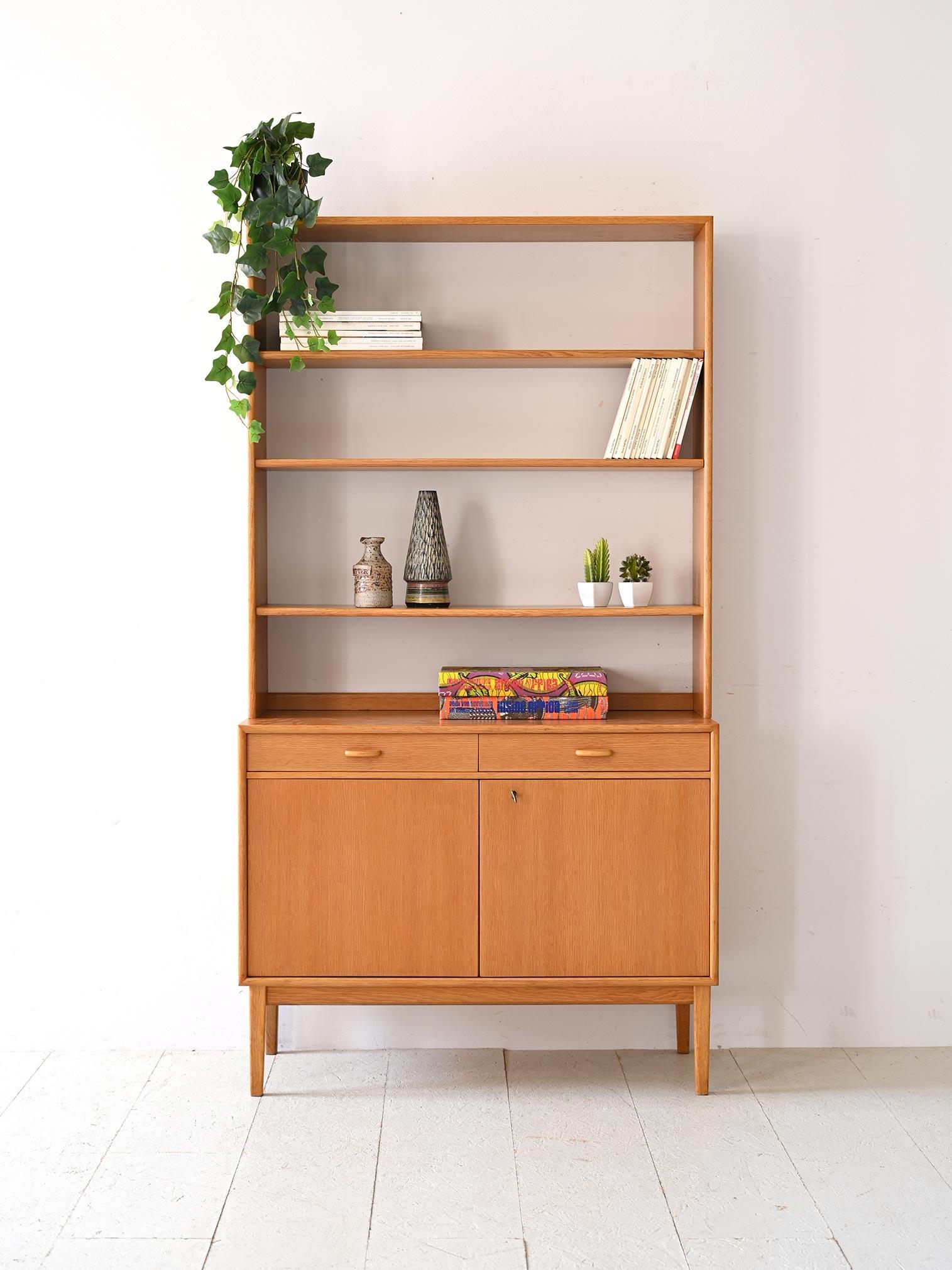 Libreria in legno di rovere con vano chiuso e mensole regolabili
Questa elegante libreria in legno di rovere combina una parte inferiore chiusa da ante con una parte superiore a giorno, offrendo una soluzione di arredo versatile e di design.
La