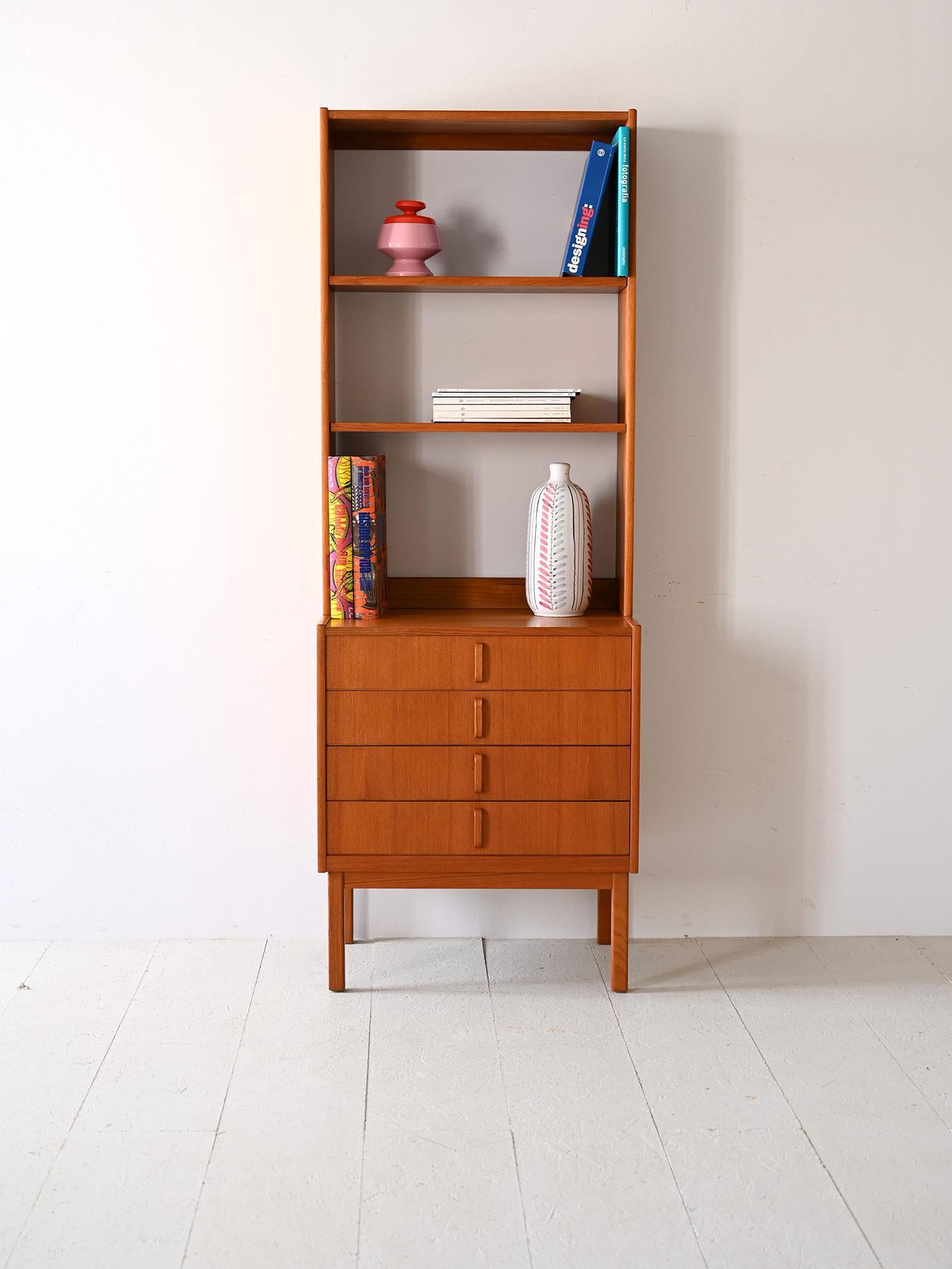 This 1964 Scandinavian bookcase, constructed of teak wood, combines elegance and practicality. At the bottom, four drawers with handles carved directly into the wood provide space for discreet storage, while the top features two adjustable shelves,