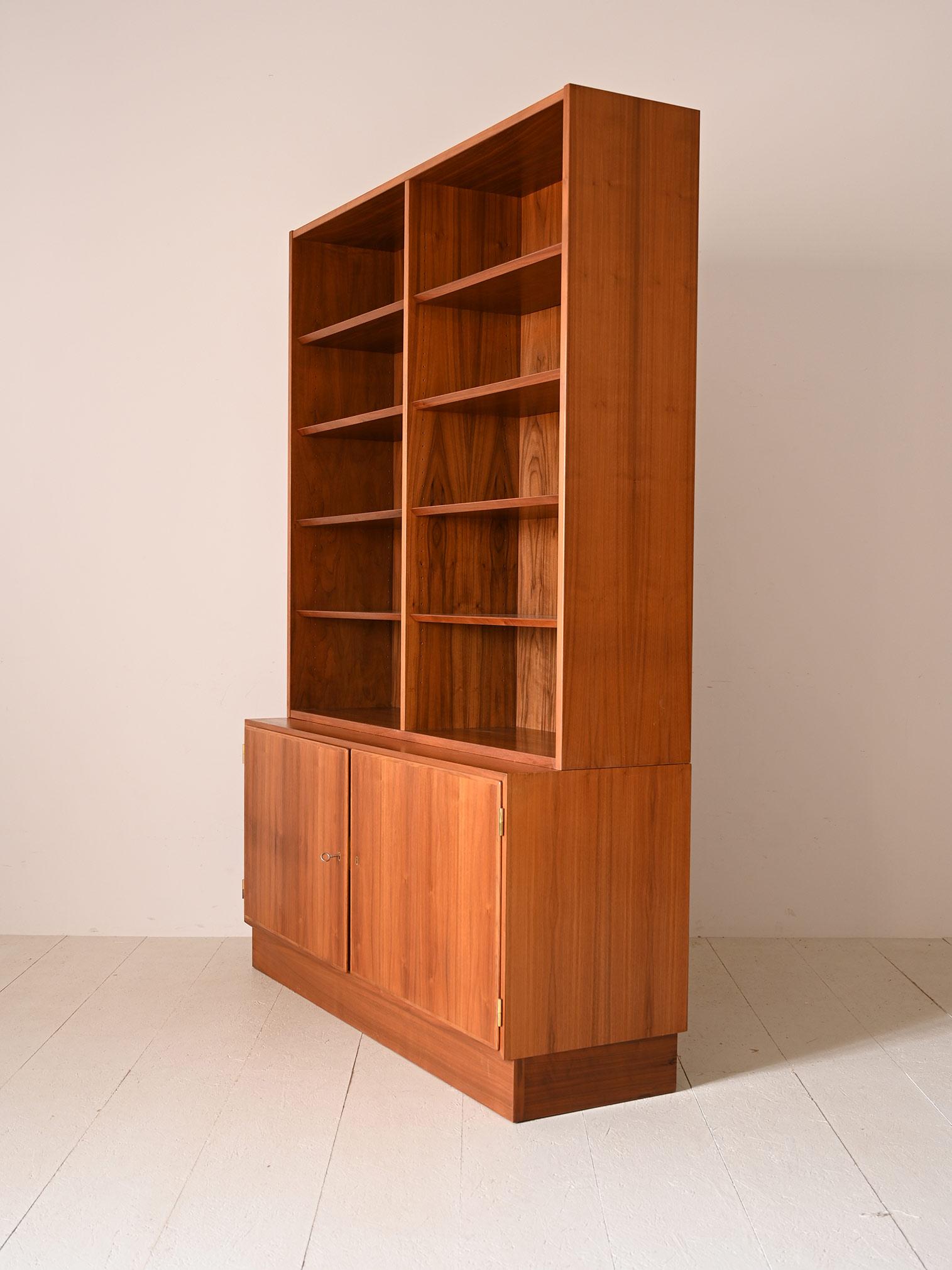 Vintage teak bookcase with sideboard In Good Condition For Sale In Brescia, IT