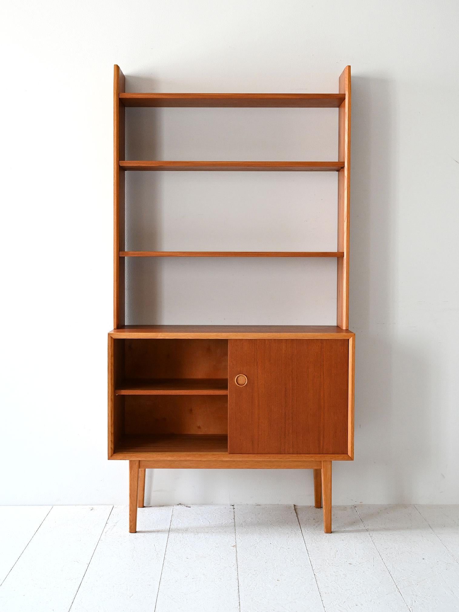 Scandinave moderne Bibliothèque scandinave vintage en teck clair avec détails contrastés en vente