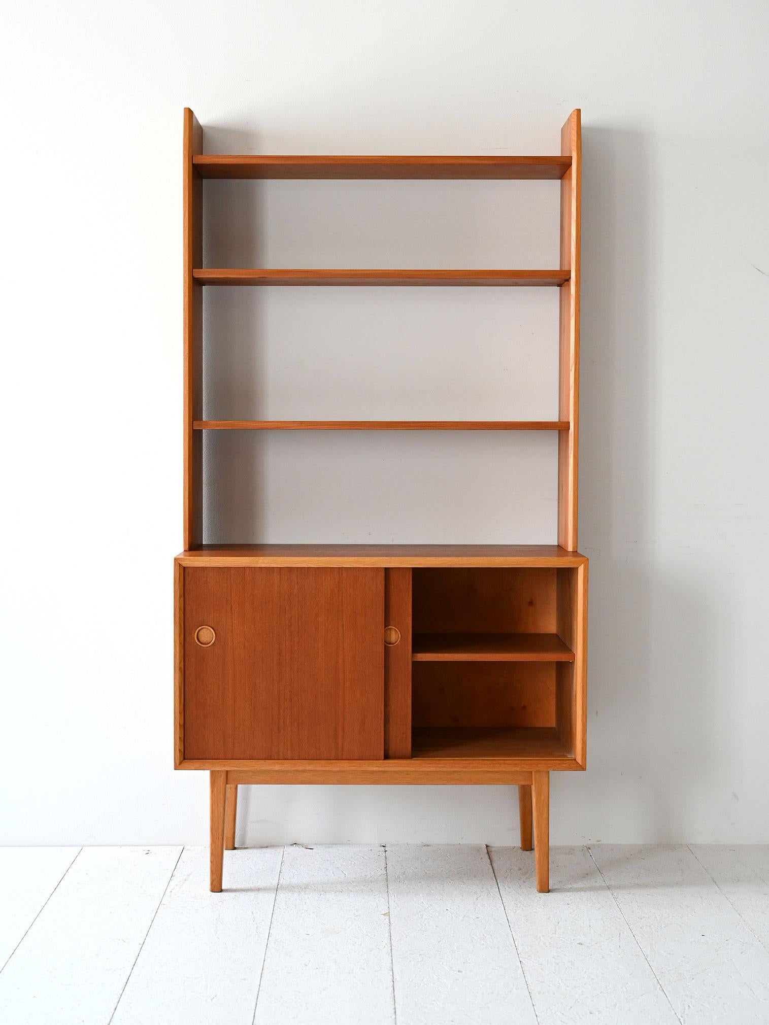 Scandinavian Bibliothèque scandinave vintage en teck clair avec détails contrastés en vente