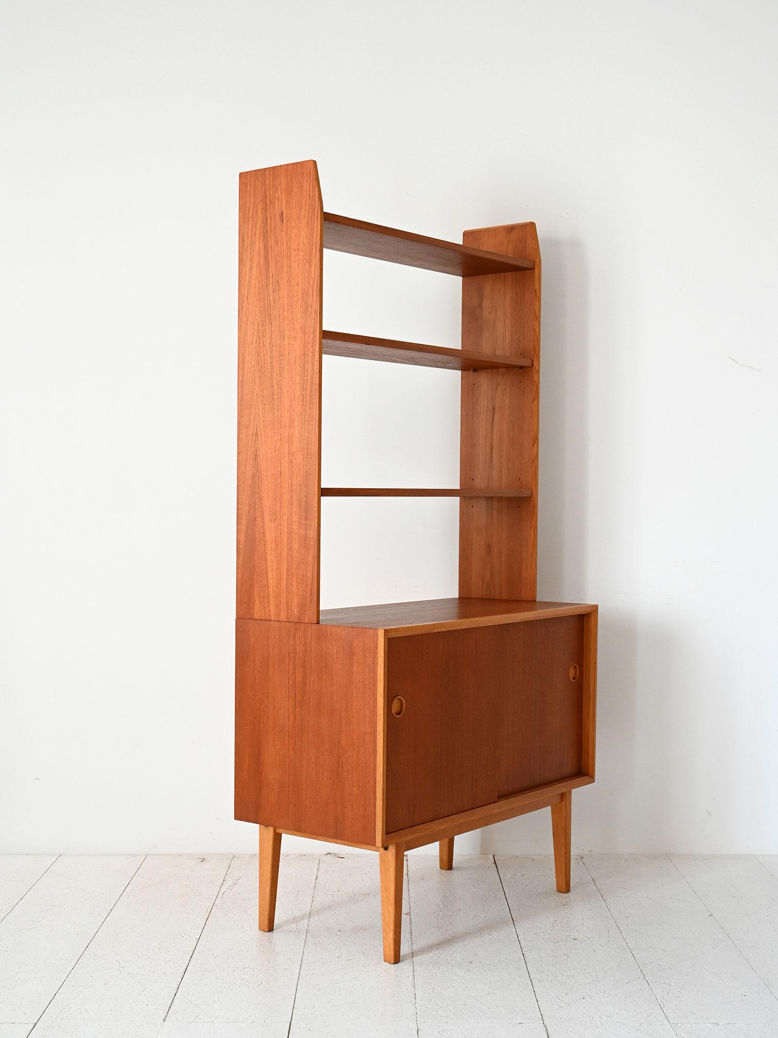 Bibliothèque scandinave vintage en teck clair avec détails contrastés Bon état - En vente à Brescia, IT