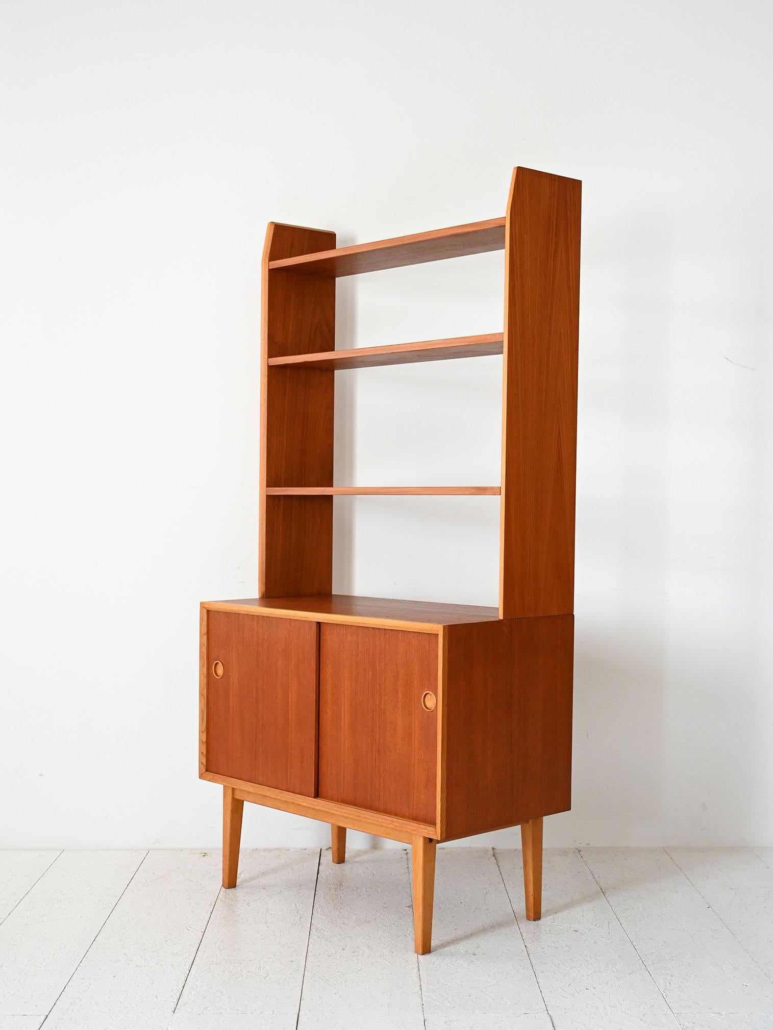 Mid-20th Century Bibliothèque scandinave vintage en teck clair avec détails contrastés en vente