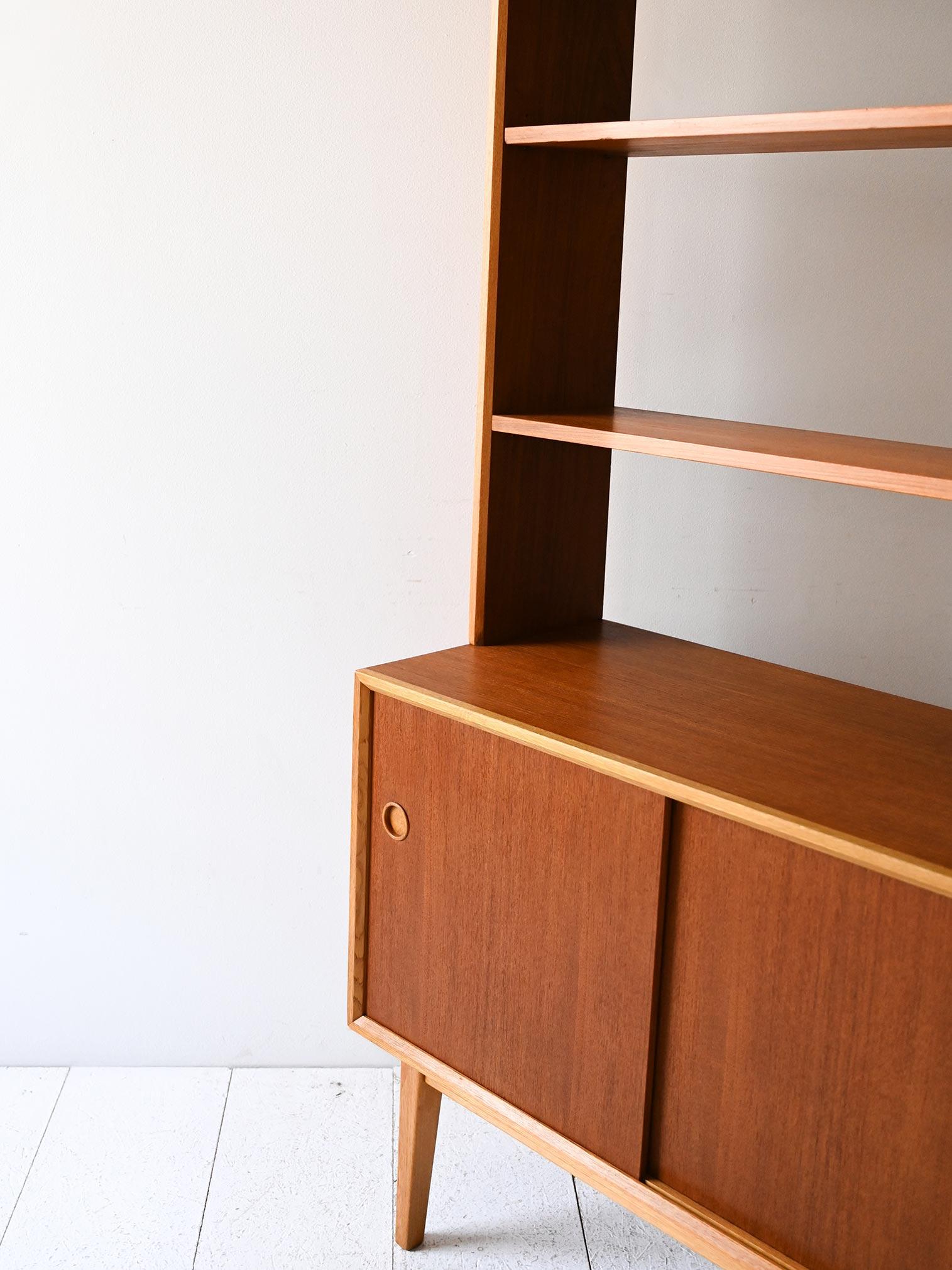 Teck Bibliothèque scandinave vintage en teck clair avec détails contrastés en vente