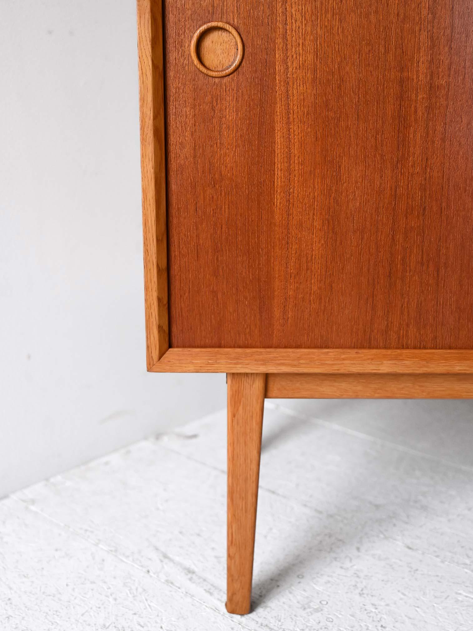 Bibliothèque scandinave vintage en teck clair avec détails contrastés en vente 1