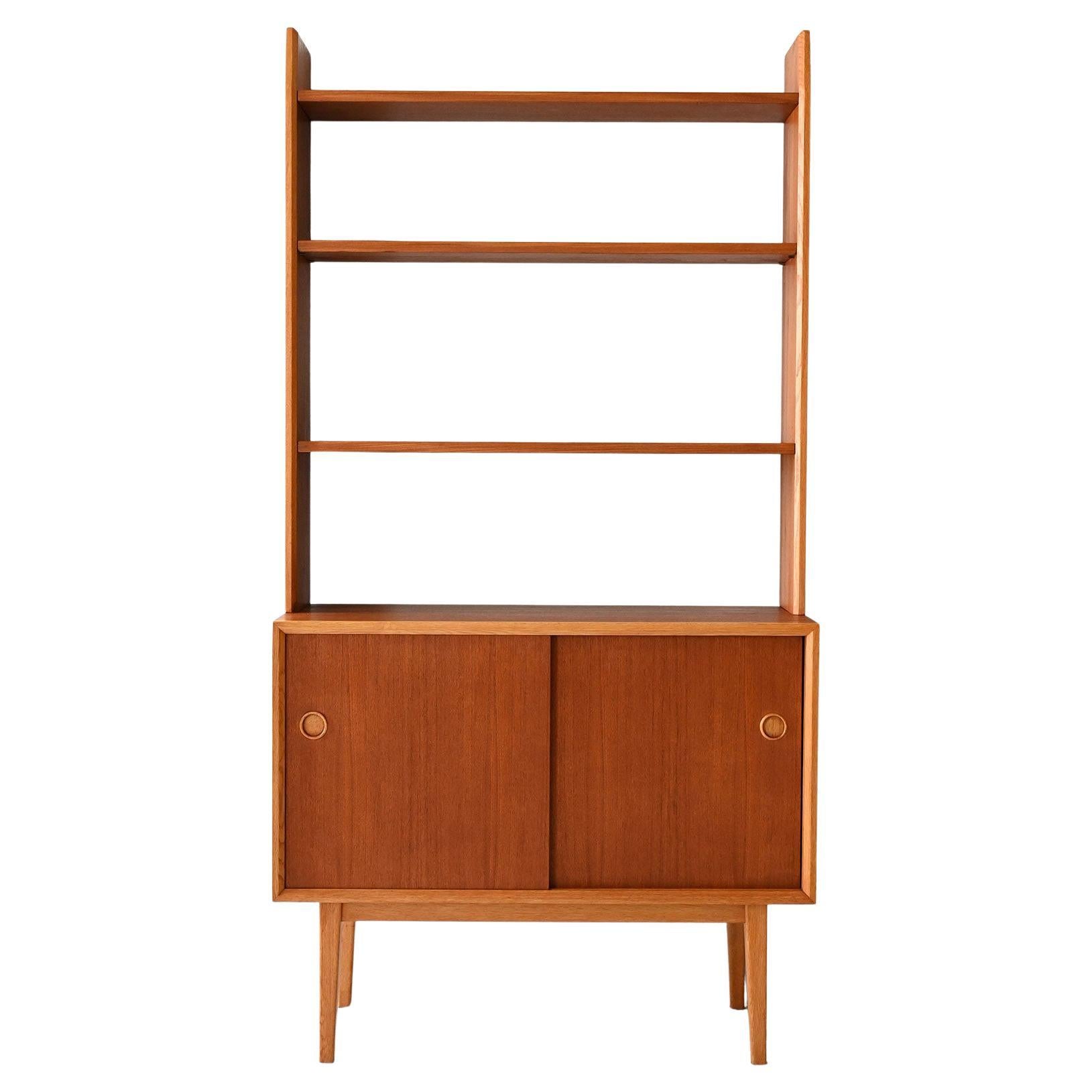 Libreria vintage scandinava in teak chiaro con dettagli a contrasto
