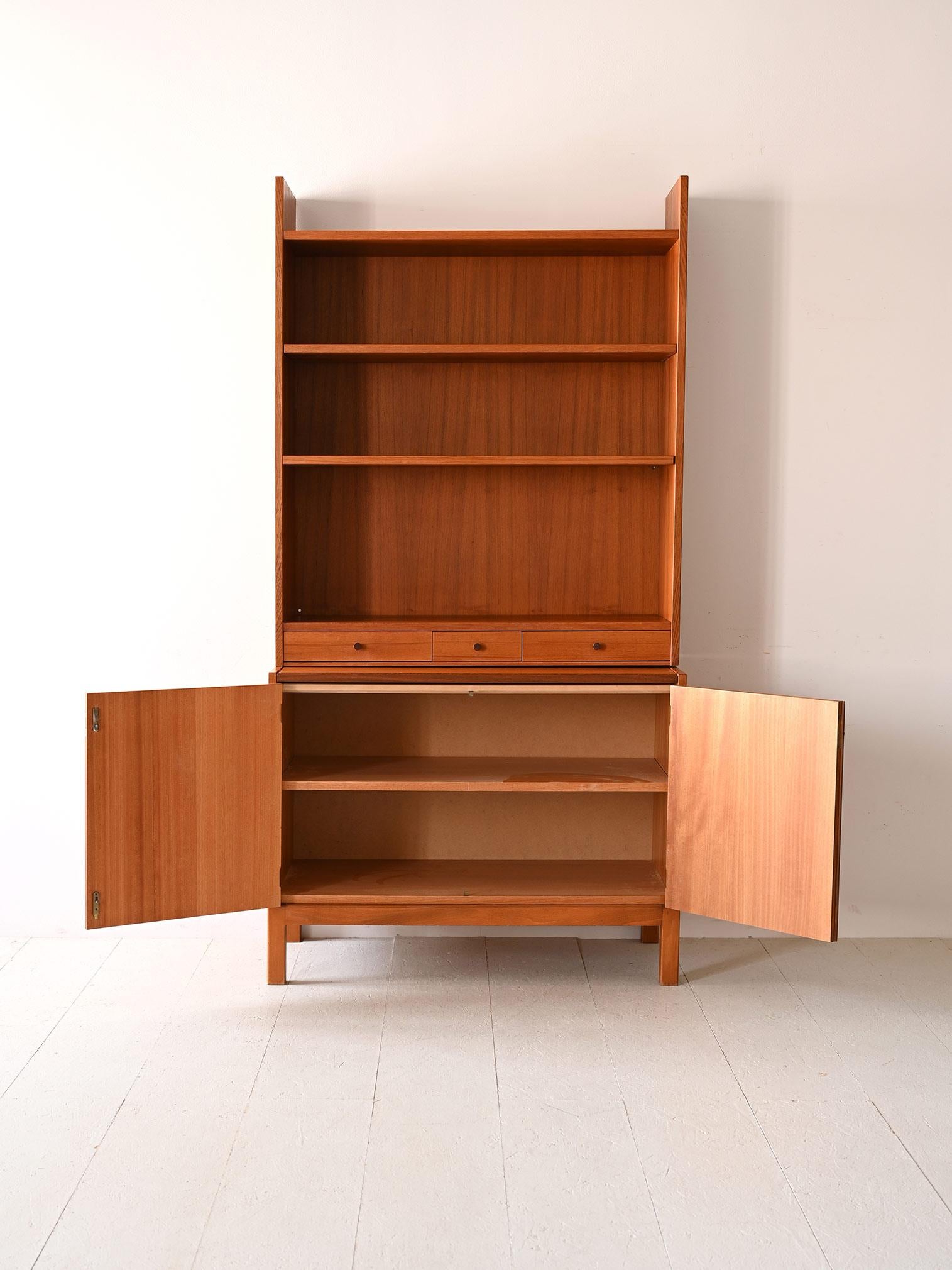 Vintage Danish style bookcase with pull-out shelf In Good Condition For Sale In Brescia, IT