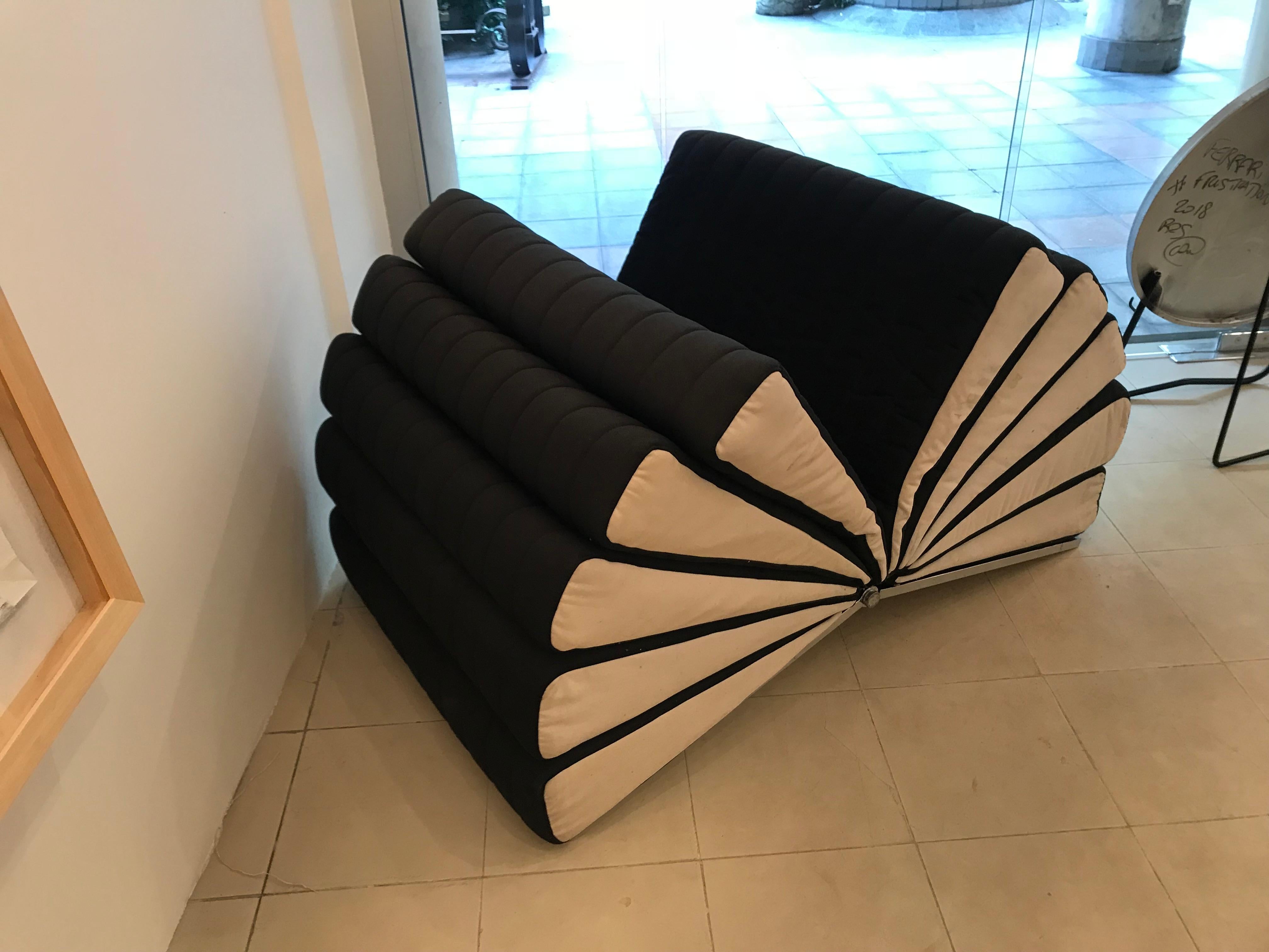 Exceptional and extremely rare Libro armchair
White and black fabric
Design Gianni Pareschi
Busnelli Edition, 
circa 1970
Measures: H 90 / p 128 / l 82
5900 euros each
2 available.