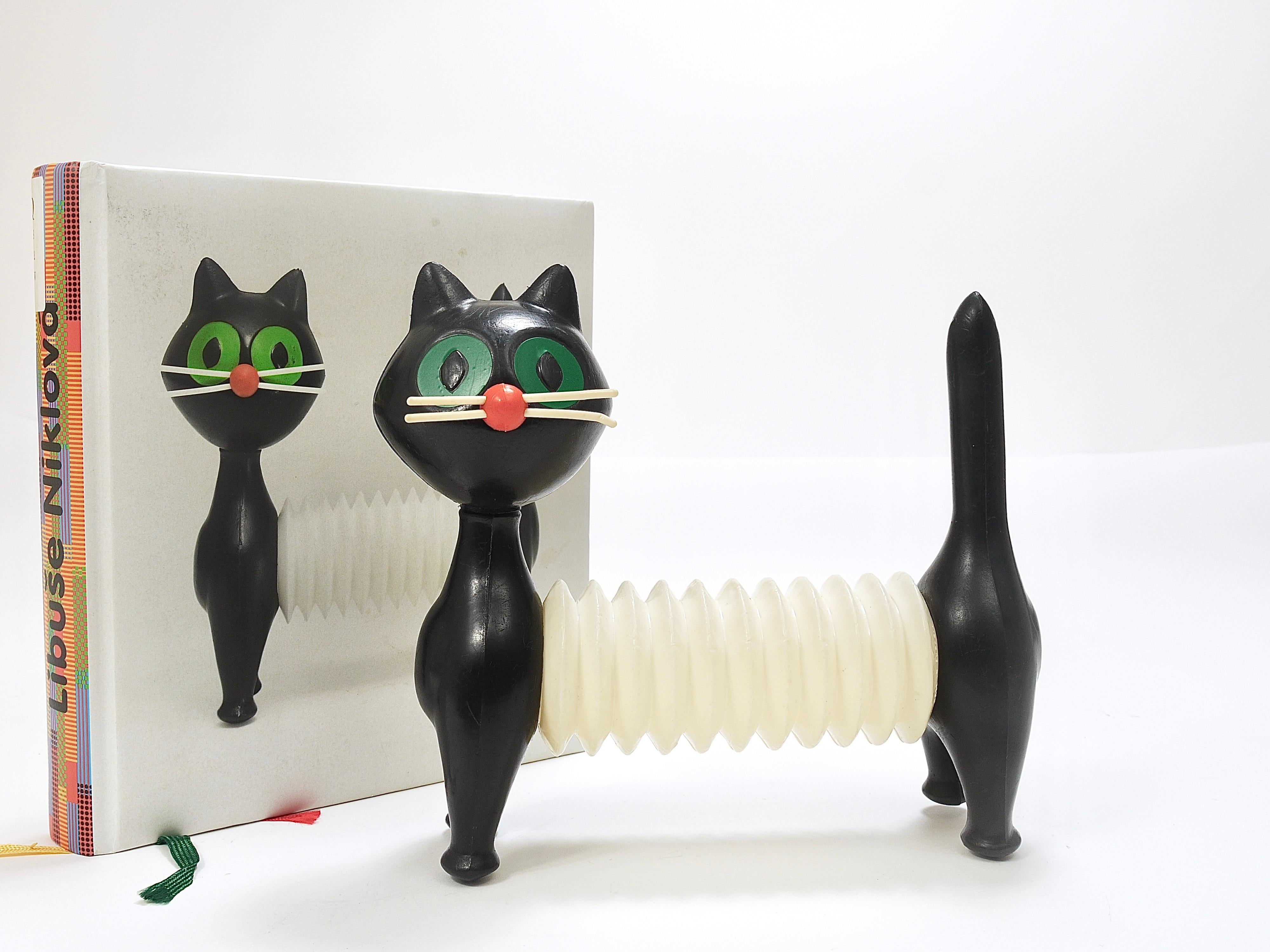 Libuse Niklova Accordion Squeaky Toy Cat „Tomcat“ by Fatra, Czechoslovakia 1960s In Good Condition For Sale In Vienna, AT