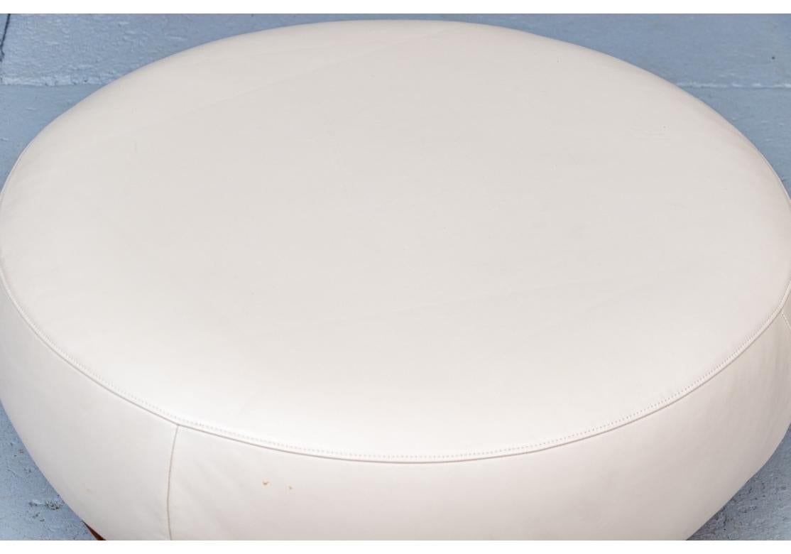 Moderne LIC Furniture CUSTOM MADE - Grand pouf rond en simili-cuir, fait sur mesure en vente