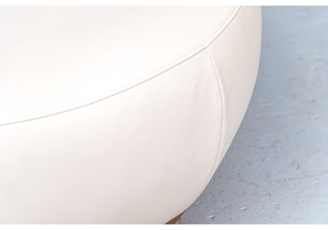 Américain LIC Furniture CUSTOM MADE - Grand pouf rond en simili-cuir, fait sur mesure en vente