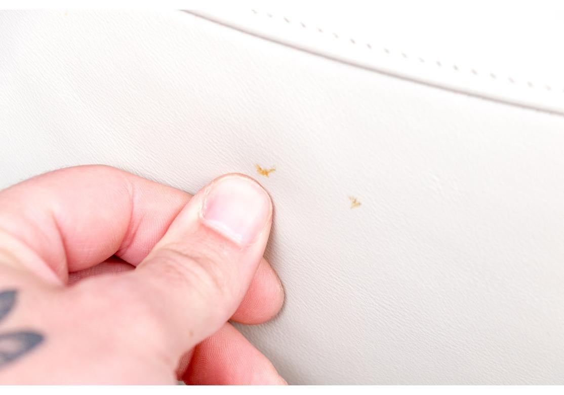 LIC Furniture CUSTOM MADE - Grand pouf rond en simili-cuir, fait sur mesure État moyen - En vente à Bridgeport, CT