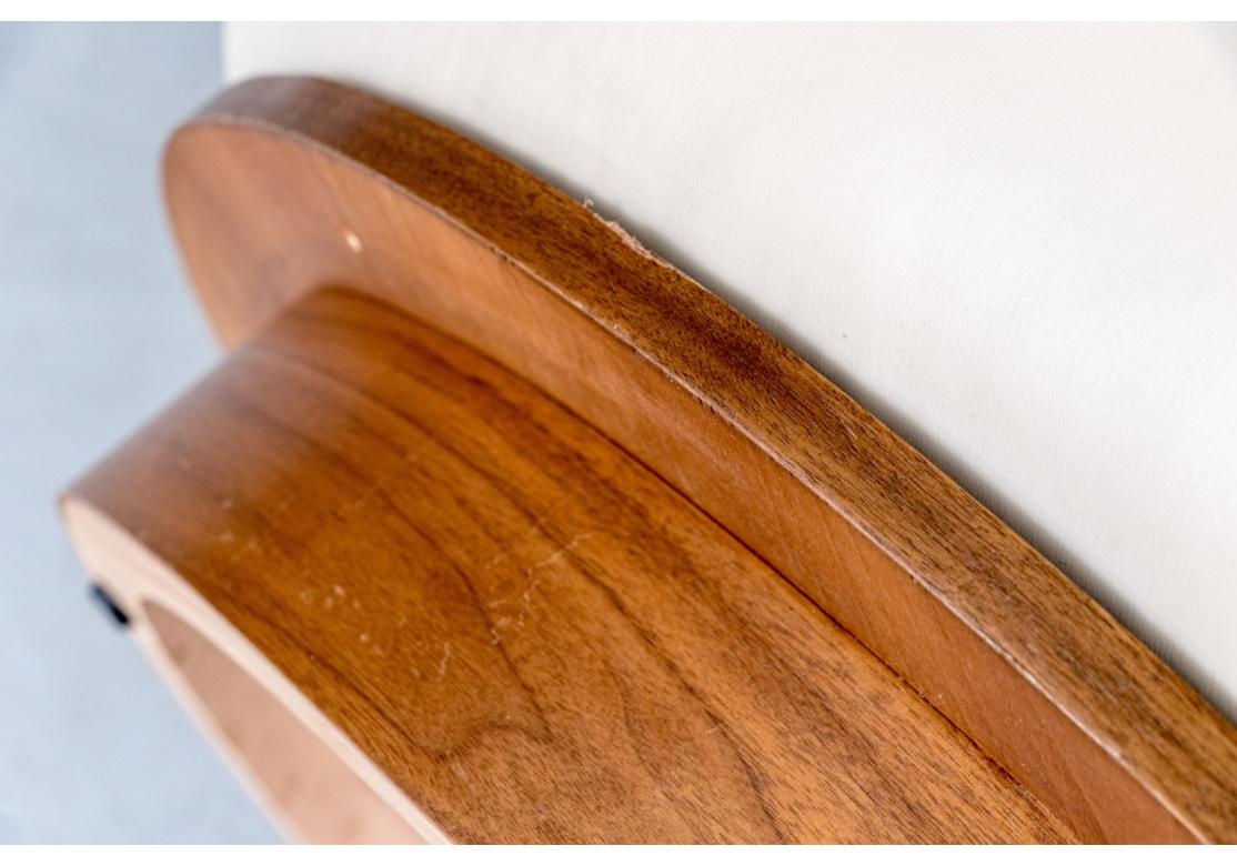 XXIe siècle et contemporain LIC Furniture CUSTOM MADE - Grand pouf rond en simili-cuir, fait sur mesure en vente