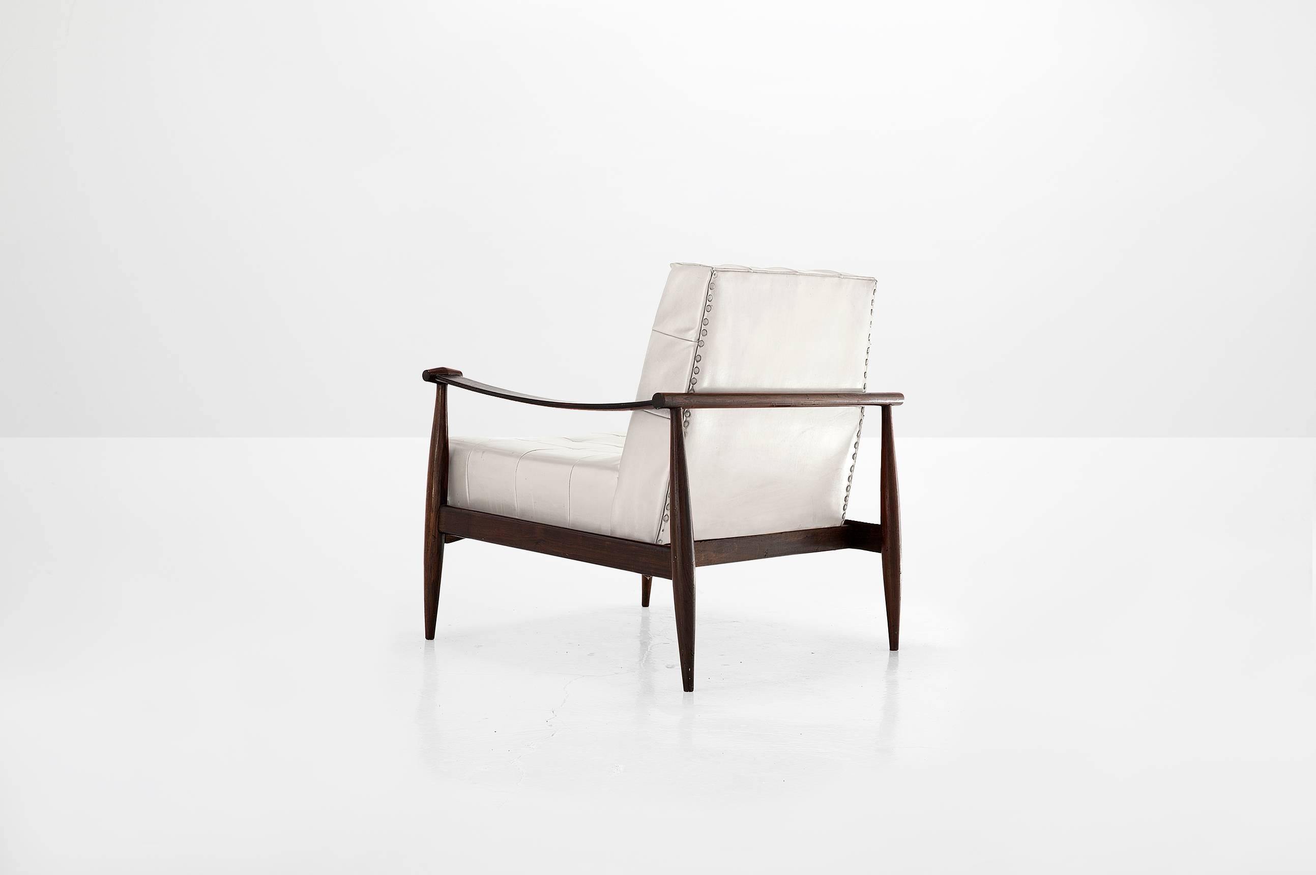 Liceu de artes e oficios

Pair of armchairs
Manufactured by Liceo de Arte e Oficios
Brazil, 1950
Solid jacaranda and upholstery
Cream upholstered Mid-Century Modern 

Measurements
77 cm x 85 cm x 69 H cm
30.2 in x 33.5 in x 27 H