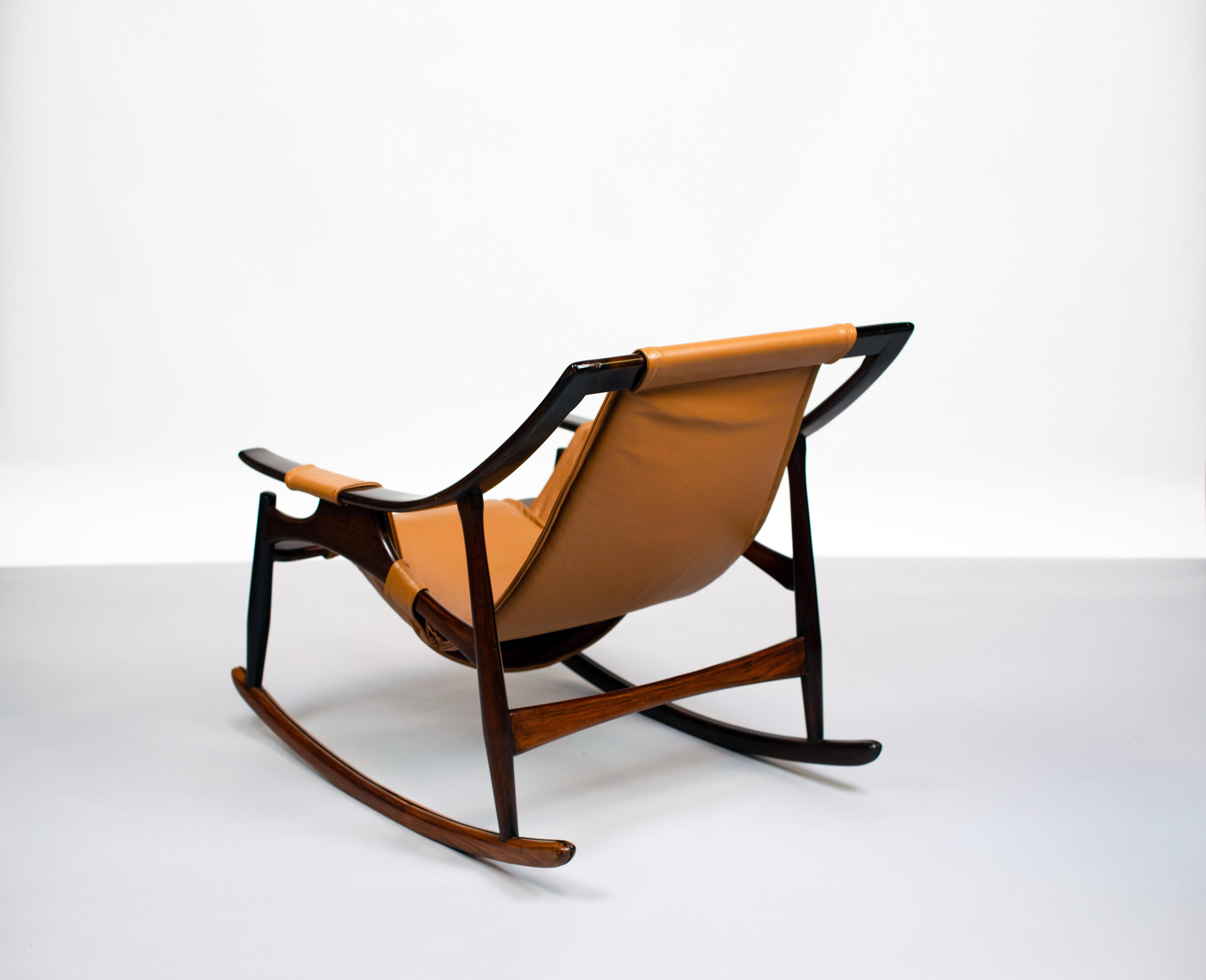 This rocking chair model is a classic piece from the Liceu de Artes e Oficios workshop. Its modern lines are clean and dynamic, the recognizable curve of the armrests emphasizing the movement of the rocking model. The structure is made of solid wood