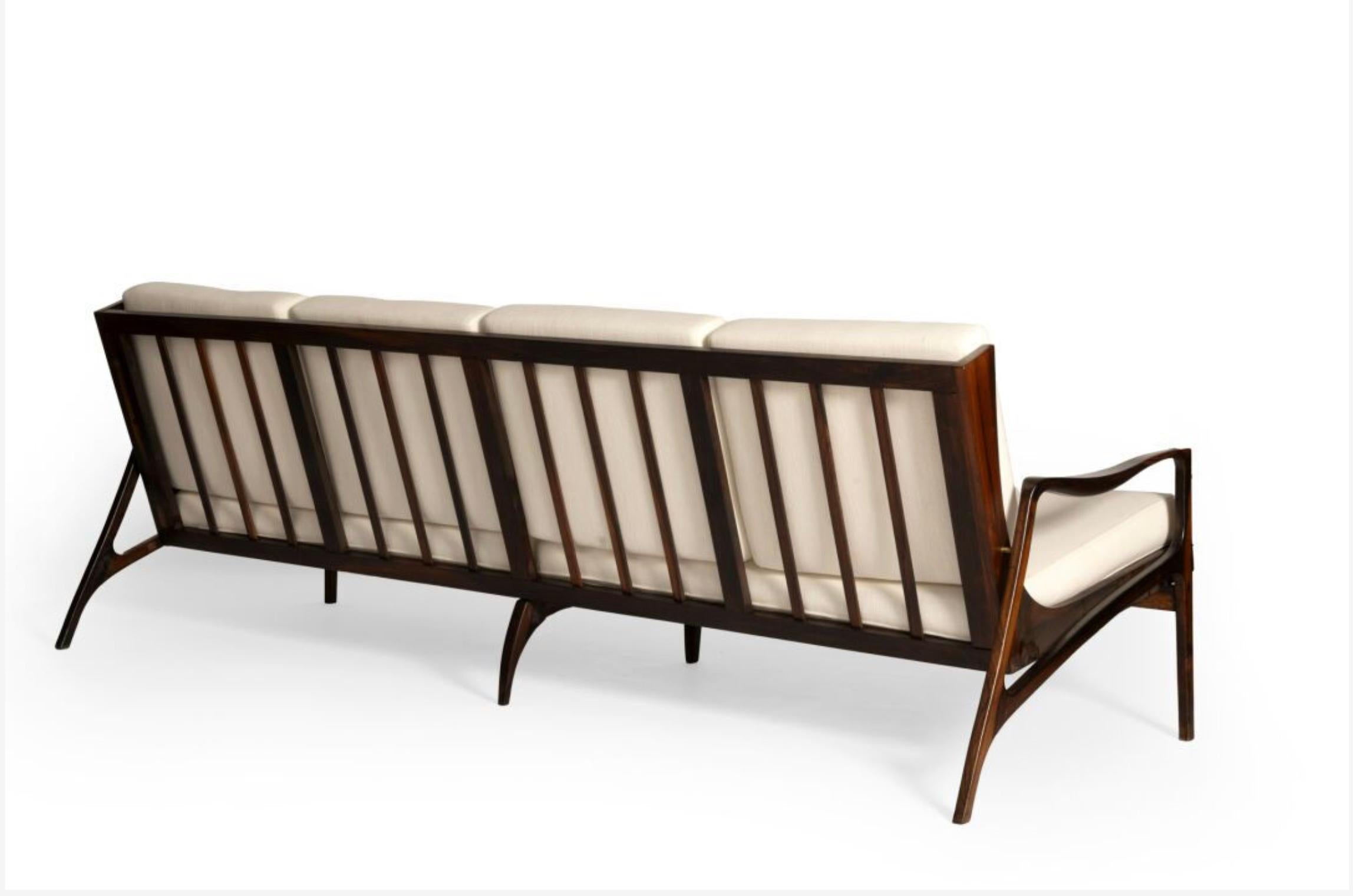 Créé dans les années 1960, cet ensemble composé d'un canapé et d'une paire de fauteuils est aujourd'hui emblématique du design moderniste brésilien, et il a largement participé à la reconnaissance du Liceu de Arte e/One en tant qu'important atelier