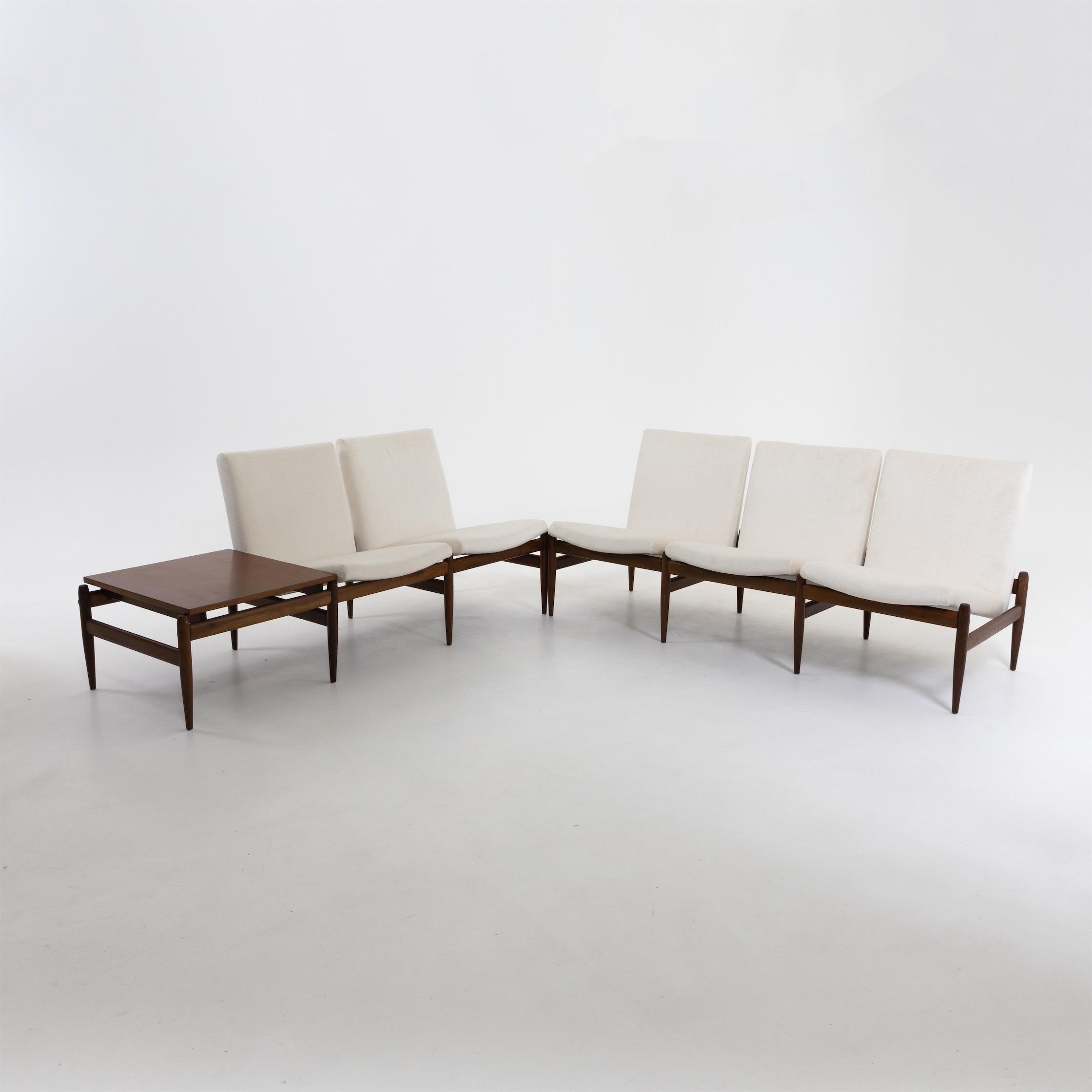 Two-piece sofa with five seats and a tabletop by Liceu De Artes E Oficios. The order of the seats can be adjusted.