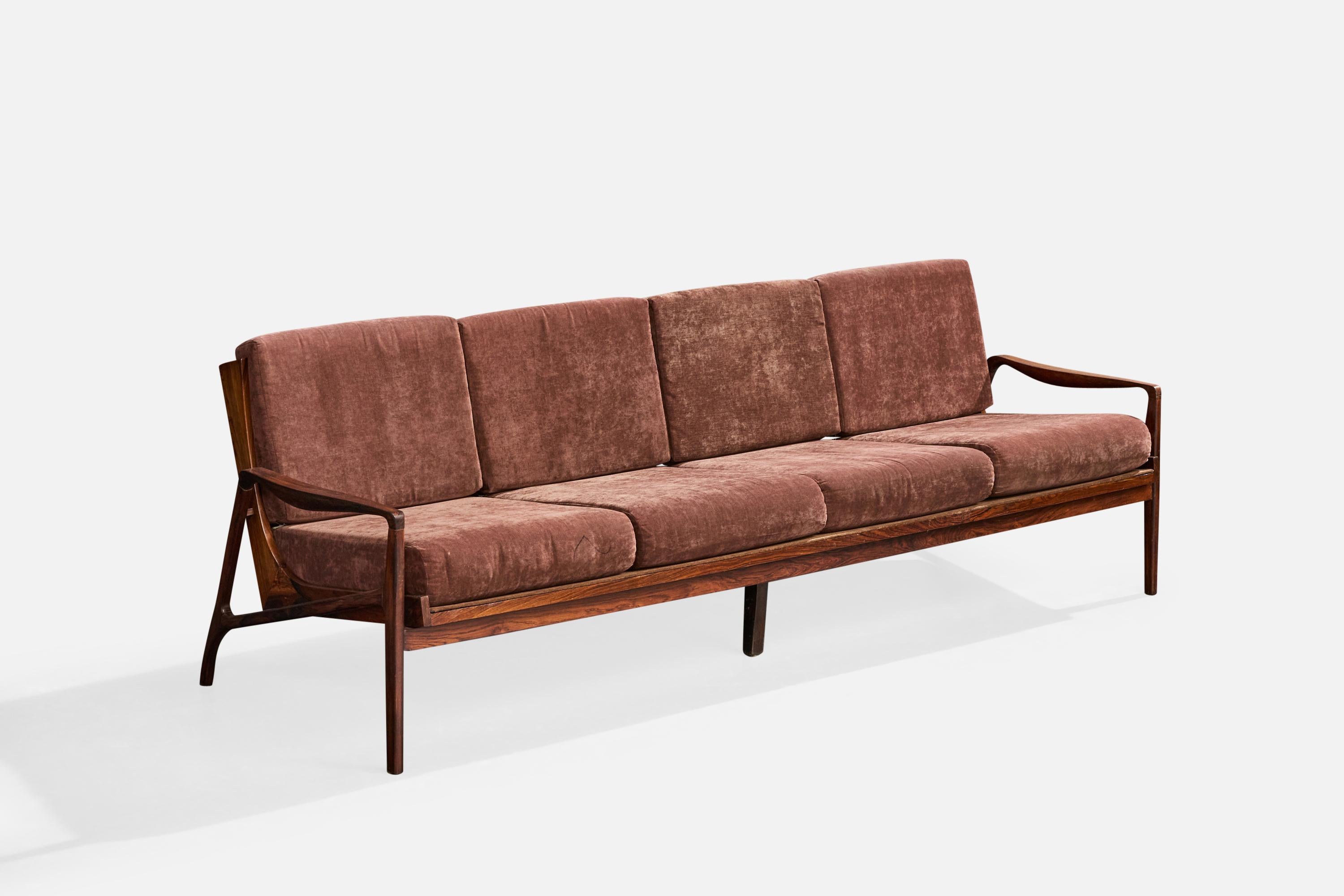 Canapé en bois et velours brun produit par le Liceu de Artes e Ofícios, Brésil, c. 1960.

Tissu vintage en bon état.Dimensions hors tout (pouces) : 29.0 