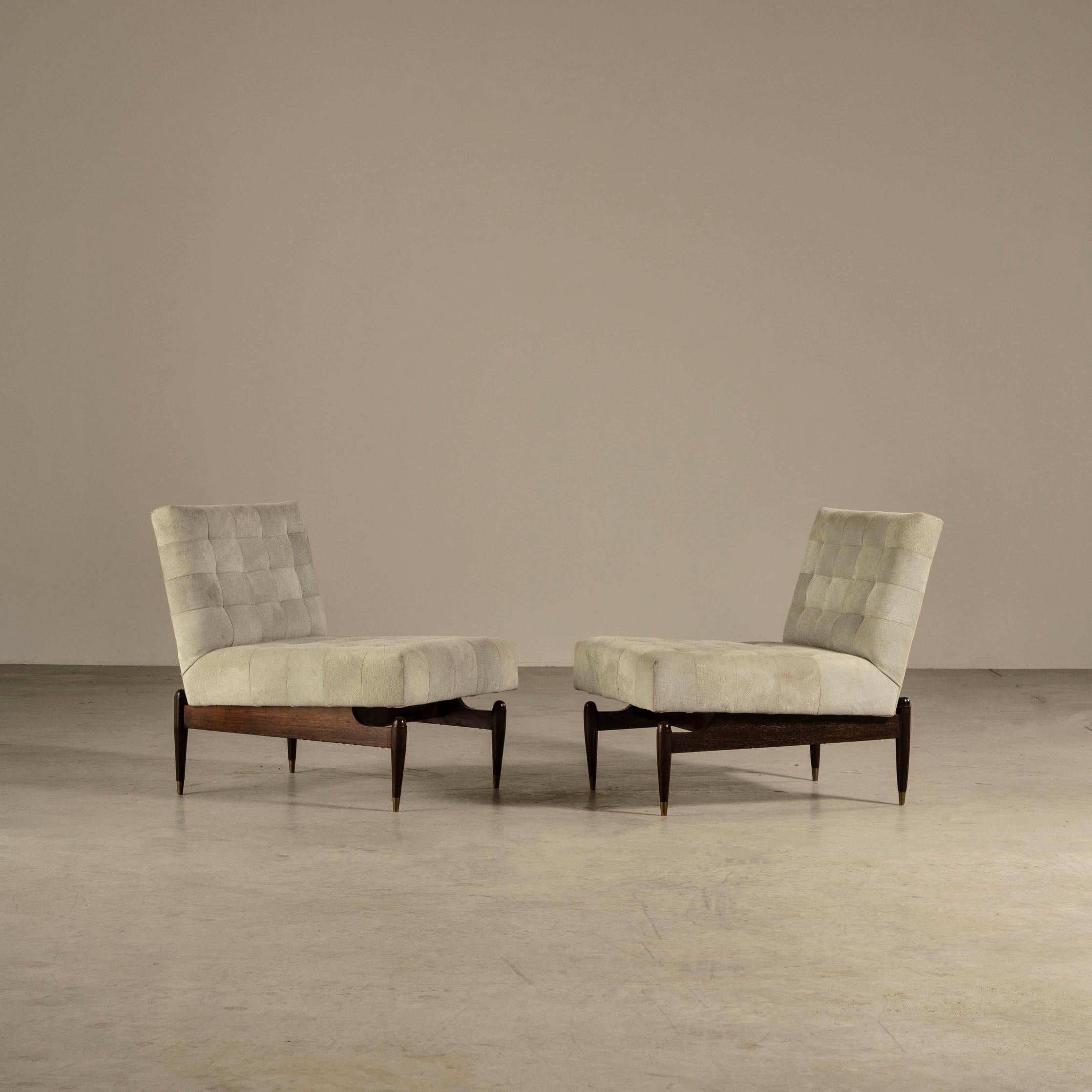 Ces deux chaises longues sont une représentation étonnante du design brésilien du milieu du siècle dernier, produit par le prestigieux collectif de design Liceu de Artes e Ofícios. Les cadres des chaises sont fabriqués à partir d'un bois dur