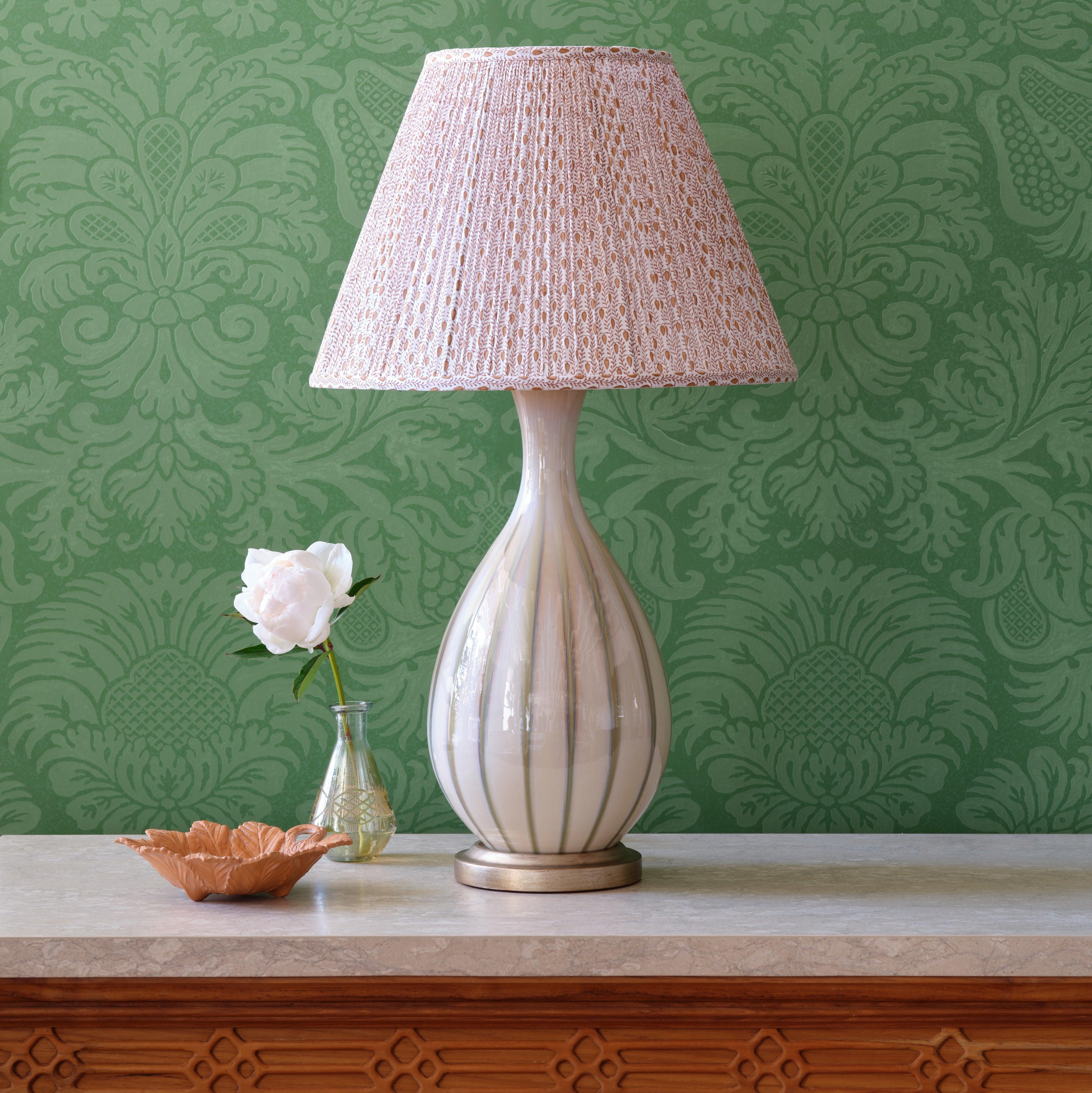 Es difícil equivocarse cuando llevas los colores del exterior a tu habitación. Lleva la sensación de tranquilidad de tu jardín al interior con nuestra Lámpara Liquen, cuyo alargado cuerpo ovalado de cerámica está esmaltado en un delicado color crema