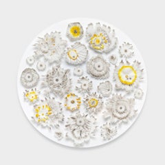 Lichen Studies in White, Grey & Amber, eine Glasskulptur von Verity Pulford