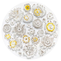 Études de lichens en blanc, gris et ambre, une sculpture en verre de Verity Pulford