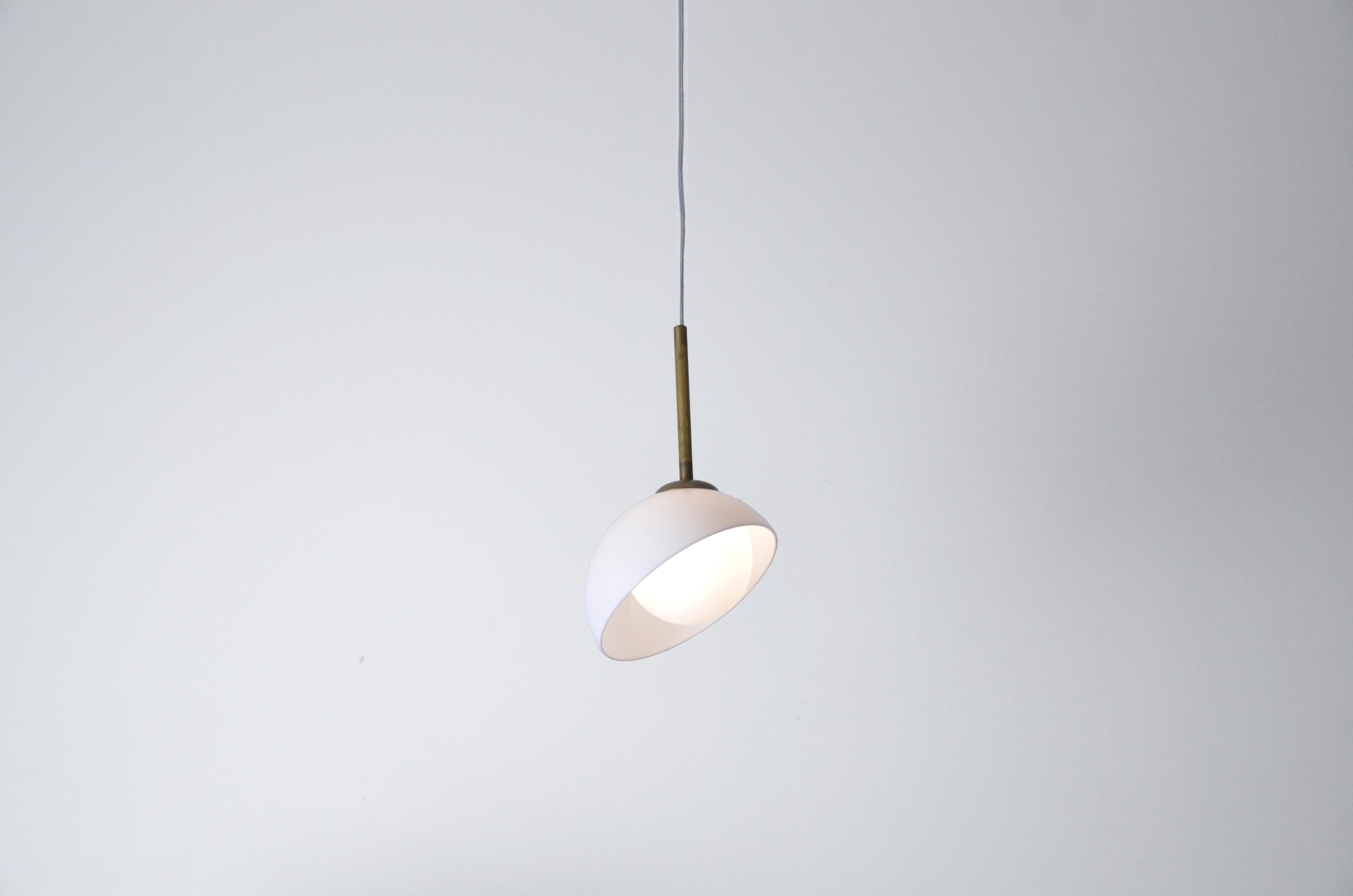 The Lichia pendant has a modern design. It's structure is made of polished, brushed or aged brass. It has one light difusor in a round shape, made of acrylic, which can be the colors milky, nude, smoked or black, where there's a translucent round
