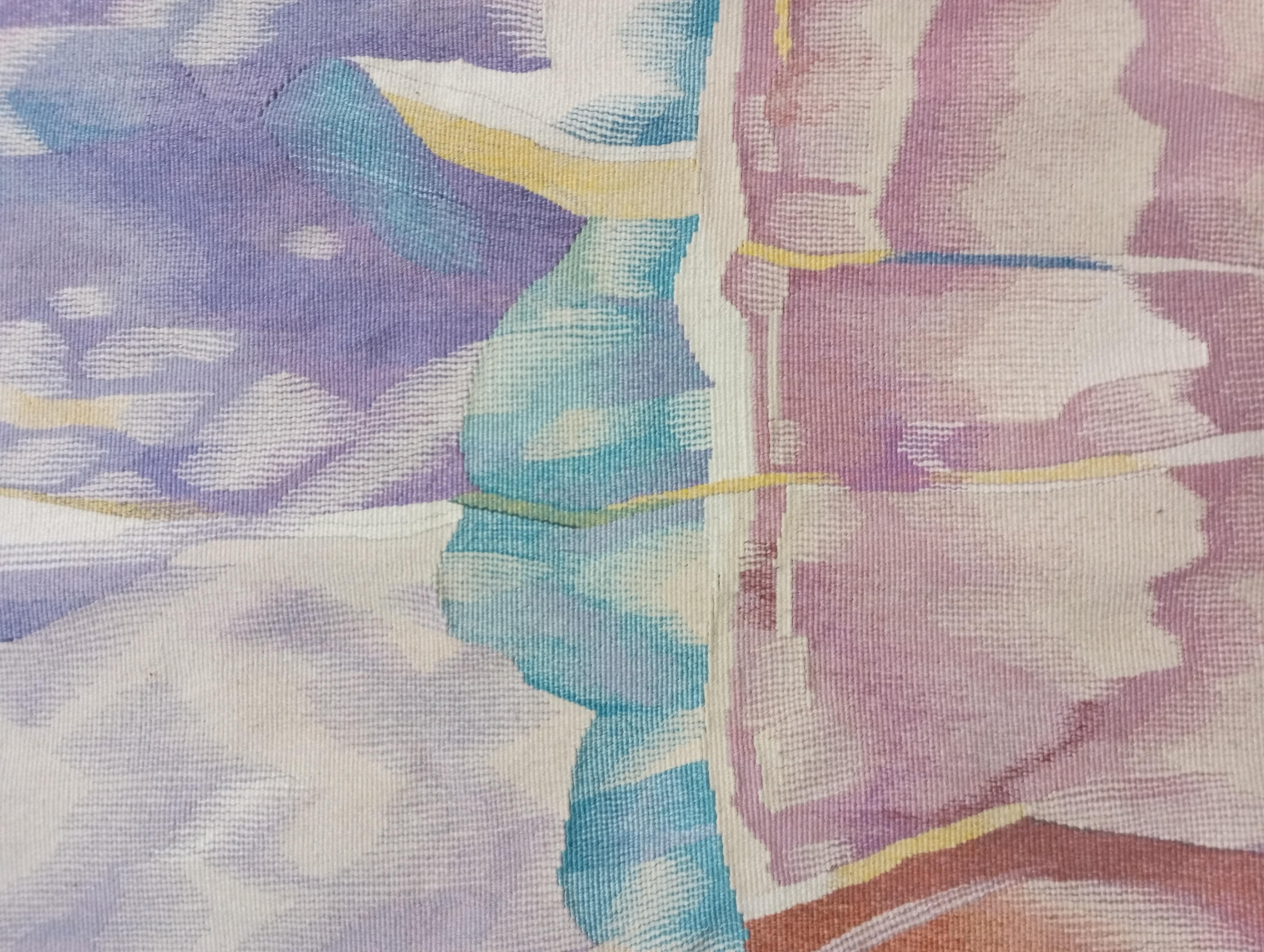 Dieser große Wandteppich mit den Maßen 315 cm x 228 cm wurde für einen Konferenzraum in Auftrag gegeben und ist das Ergebnis der Arbeit von drei Meistern.
Er wurde 1988 bei der Fränkischen Gobelin Manufaktur (FGM) in Marktredwitz, Bayern, in Auftrag