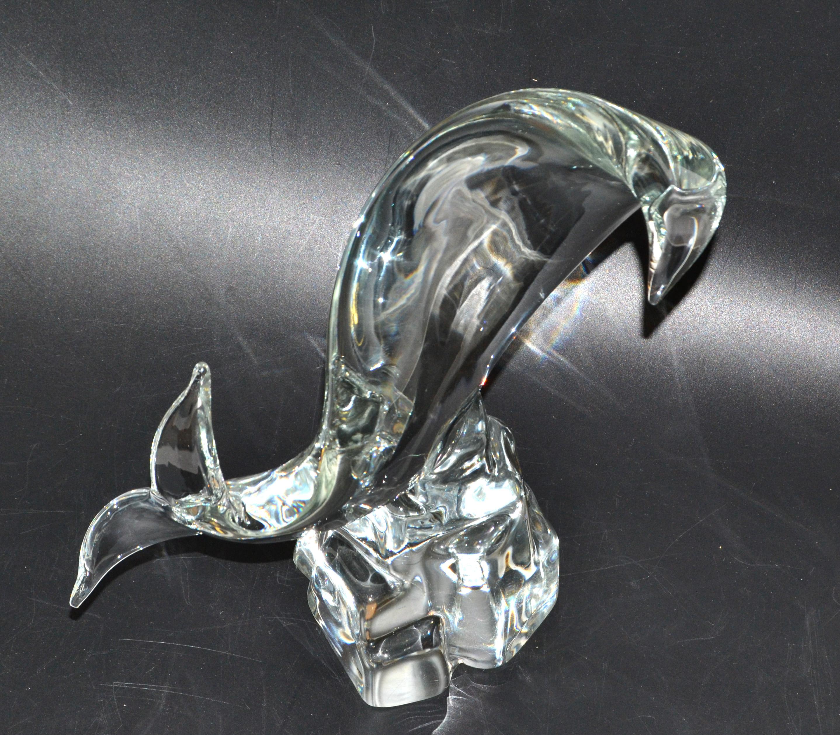 Sculpture abstraite en verre de Murano de Licio Zanetti : poisson, baleine ou dauphin stylisés sur un rocher en verre sculpté à la main.
Réalisé selon la technique Massello, mise au point par Flavio Poli dans les années 1920, à partir d'un seul
