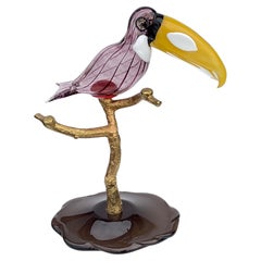 Licio Zanetti Grande sculpture d'oiseau Toucan en verre de Murano sur perche en laiton Signé