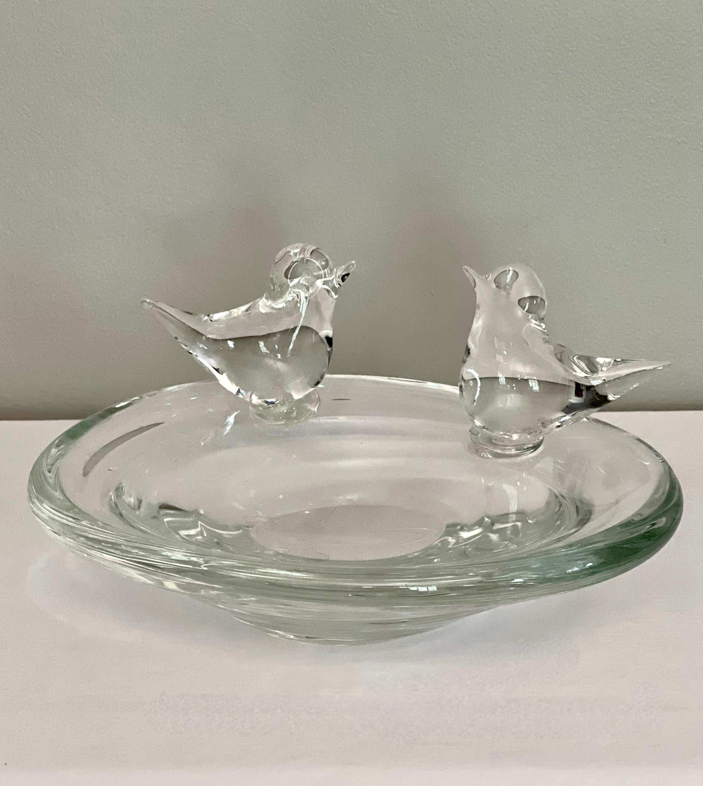 Coupe à décor d'oiseaux en verre transparent de Murano soufflé à la main par Licio Zanetti, milieu du 20e siècle.

Il s'agit d'une œuvre magnifique représentant deux oiseaux charmamment perchés sur le bord d'un bol de style bain d'oiseaux. Son