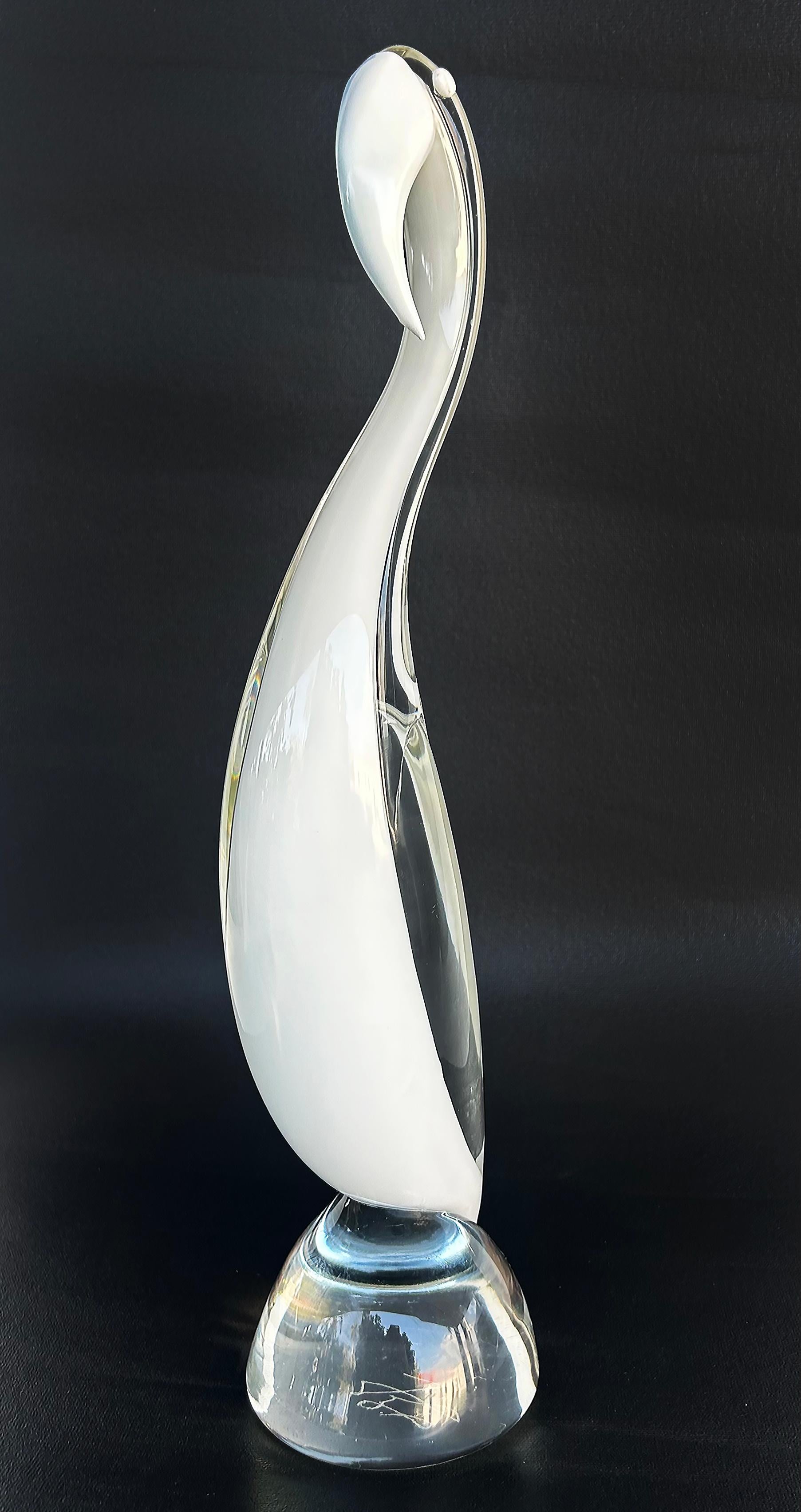 Licio Zanetti Murano Glass Sommerso Lattimo Bird Sculpture, Italie  

Nous proposons à la vente une grande sculpture d'oiseau en verre soufflé de Murano Sommerso Lattimo, signée sur le dessous par le verrier Licio Zanetti. La sculpture est soufflée