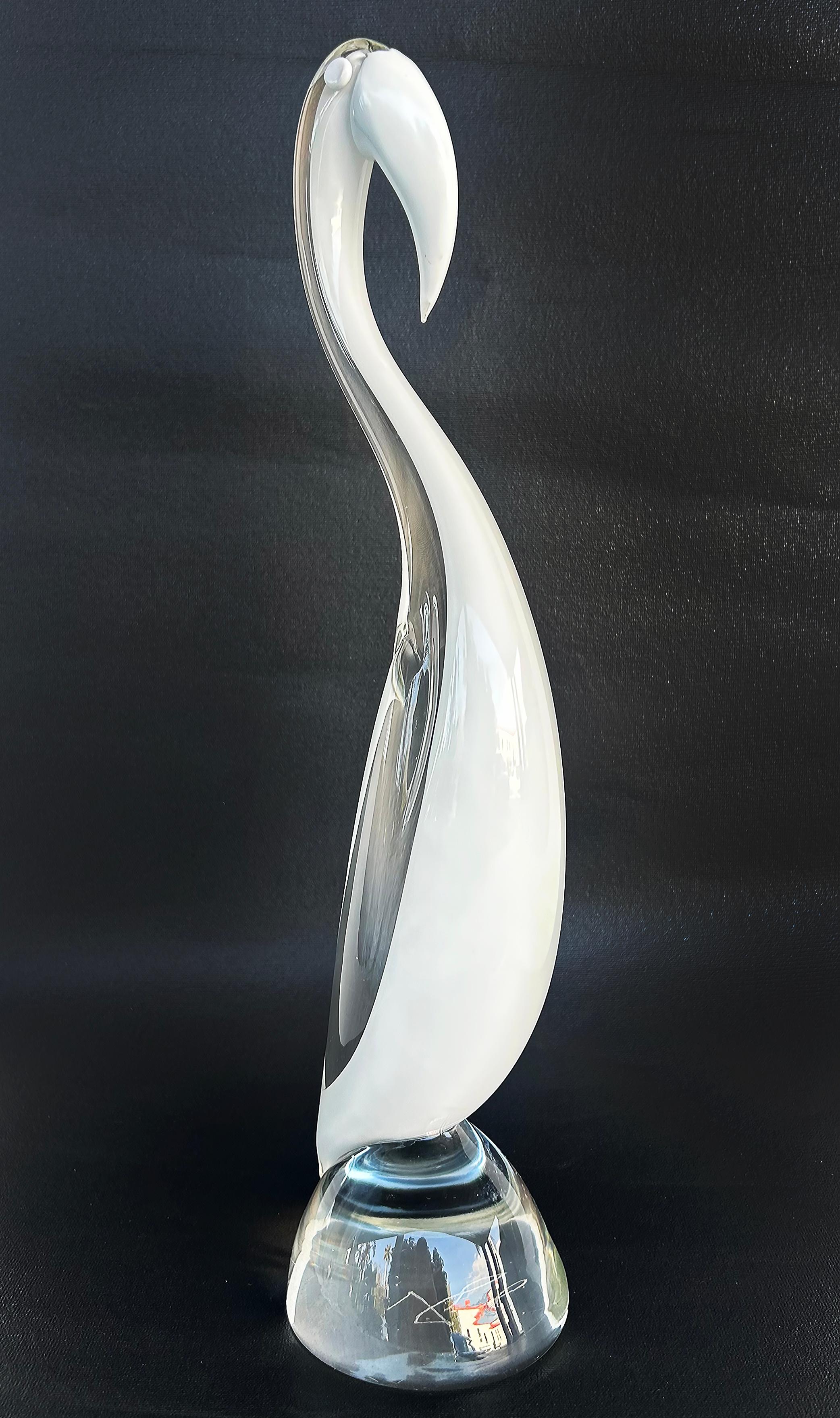 20ième siècle Licio Zanetti Murano Glass Sommerso Lattimo Bird Sculpture, Italie en vente