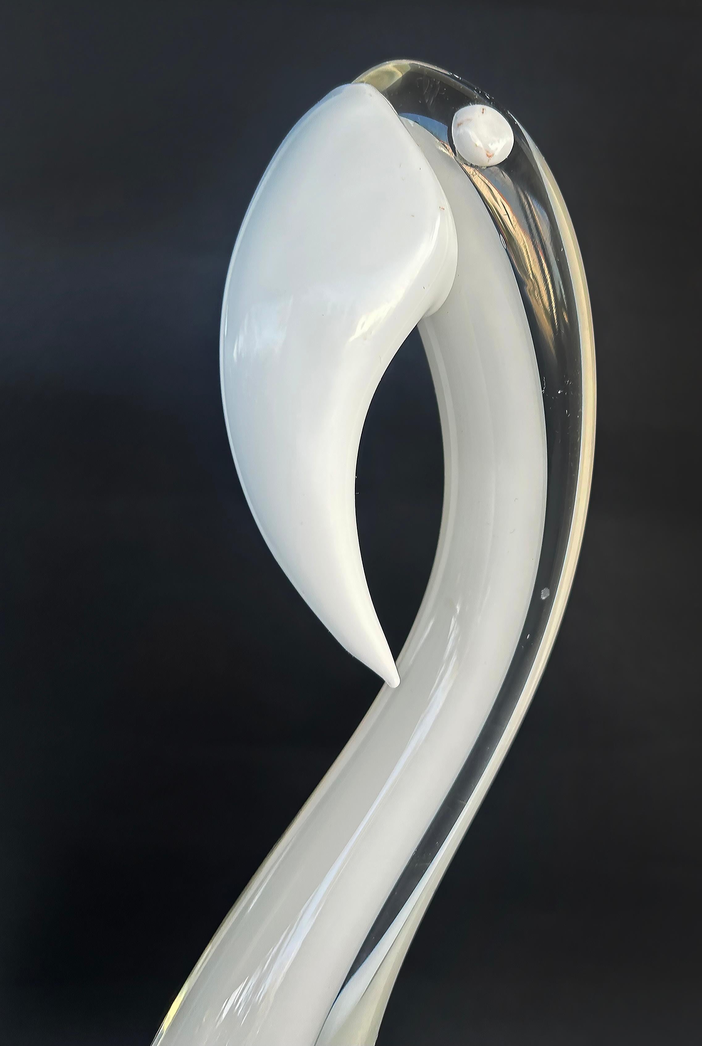Verre de Murano Licio Zanetti Murano Glass Sommerso Lattimo Bird Sculpture, Italie en vente