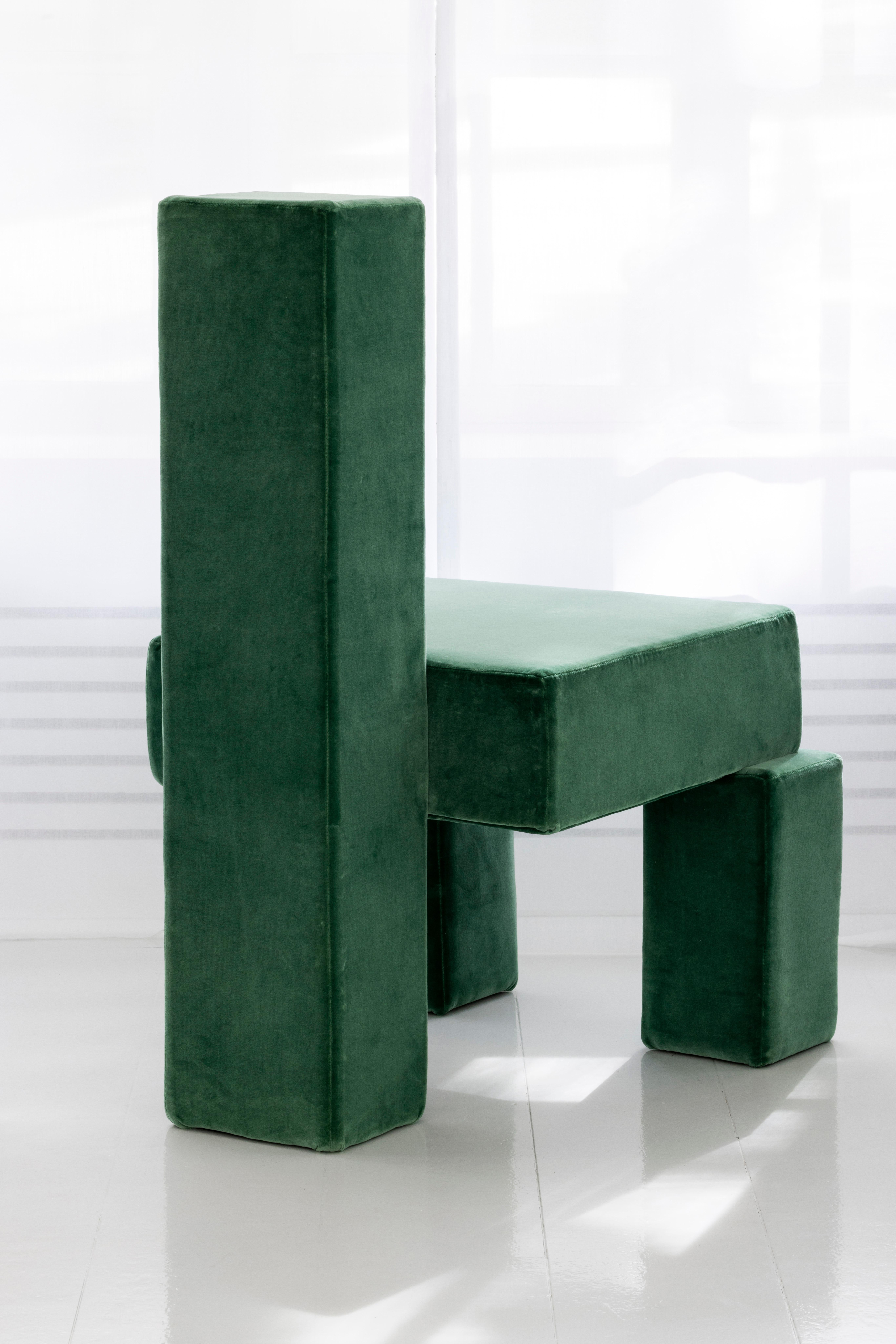 Licitra-Stuhl von Pietro Franceschini
Abmessungen: B 62 x T 71 x H 95 cm
MATERIALIEN: Samt (von Métaphores).

Jemand hat einmal gesagt, dass Einfachheit die Essenz des Glücks ist. Deshalb habe ich dieses Werk meiner Freundin Caterina Licitra