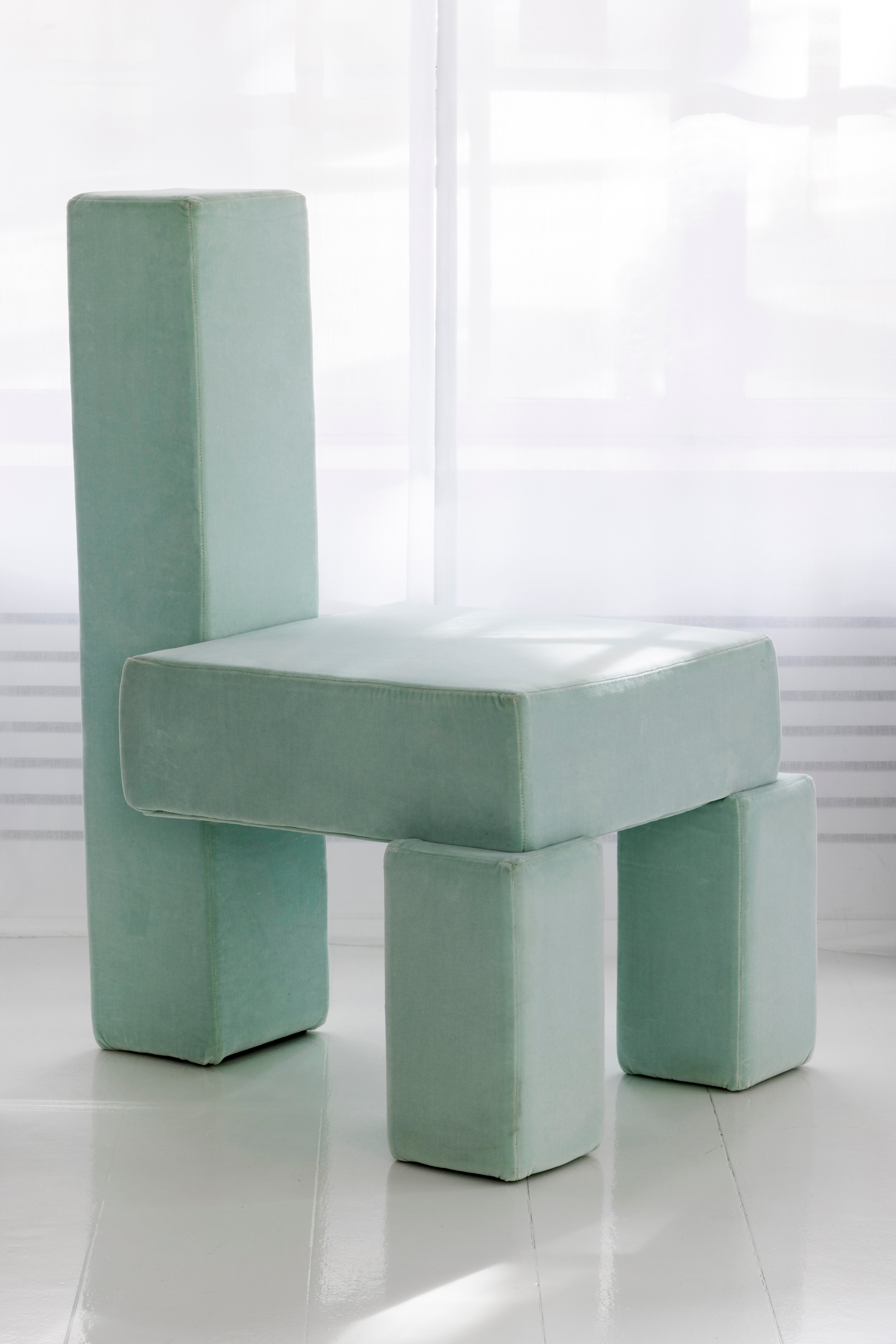 Licitra-Stuhl von Pietro Franceschini
Abmessungen: B 62 x T 71 x H 95 cm
MATERIALIEN: Samt (von Métaphores).

Jemand hat einmal gesagt, dass Einfachheit die Essenz des Glücks ist. Deshalb habe ich dieses Werk meiner Freundin Caterina Licitra