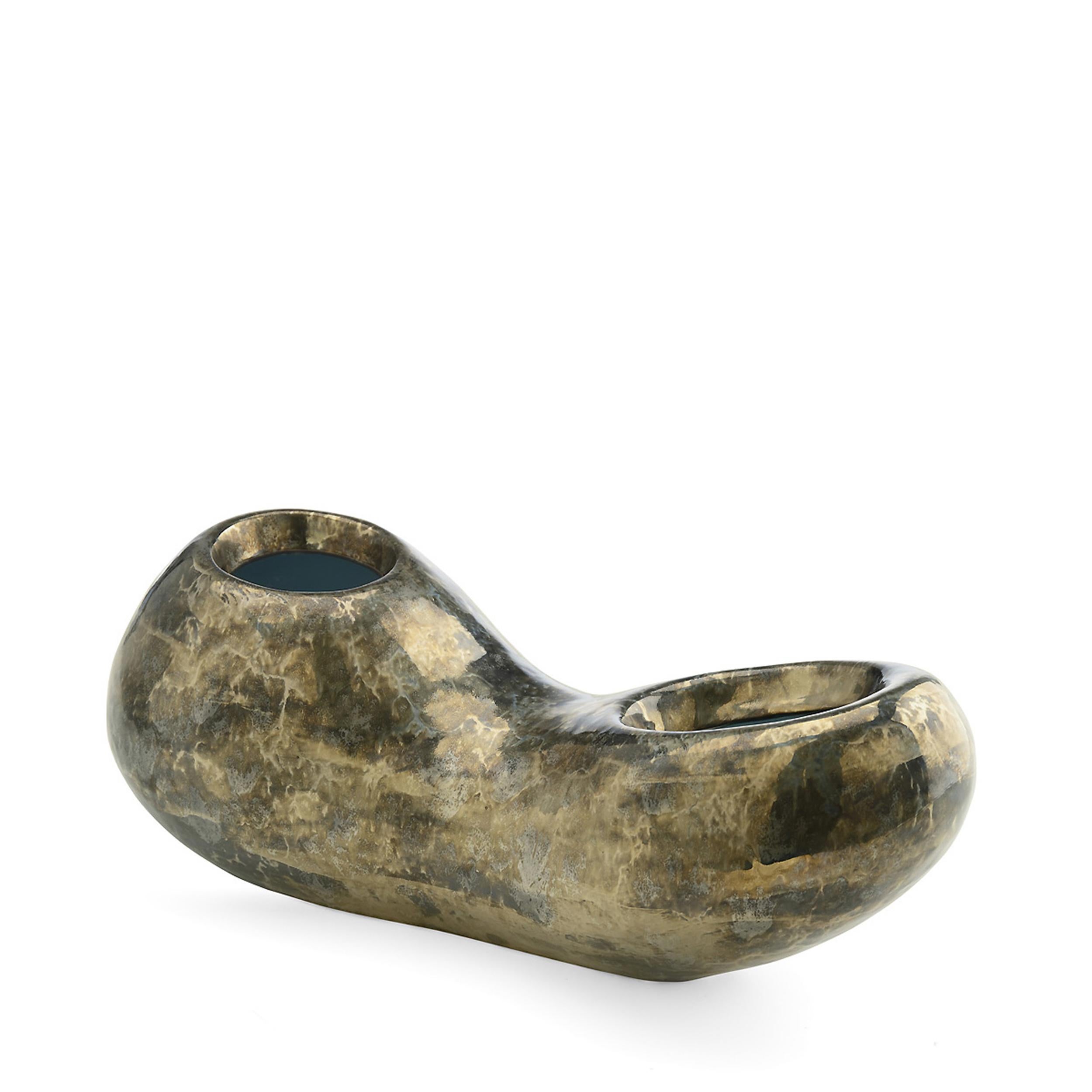 Vaso Liconchi di Marioni
Dimensioni: L 49 x P 20 x H 18 cm. 
Materiali: Ceramica.
Codice prodotto: 02271

Come richiamo alle forme geologiche della cavità rocciosa, il vaso Liconchi esprime l'analogia attraverso uno smalto bicolore che mette in
