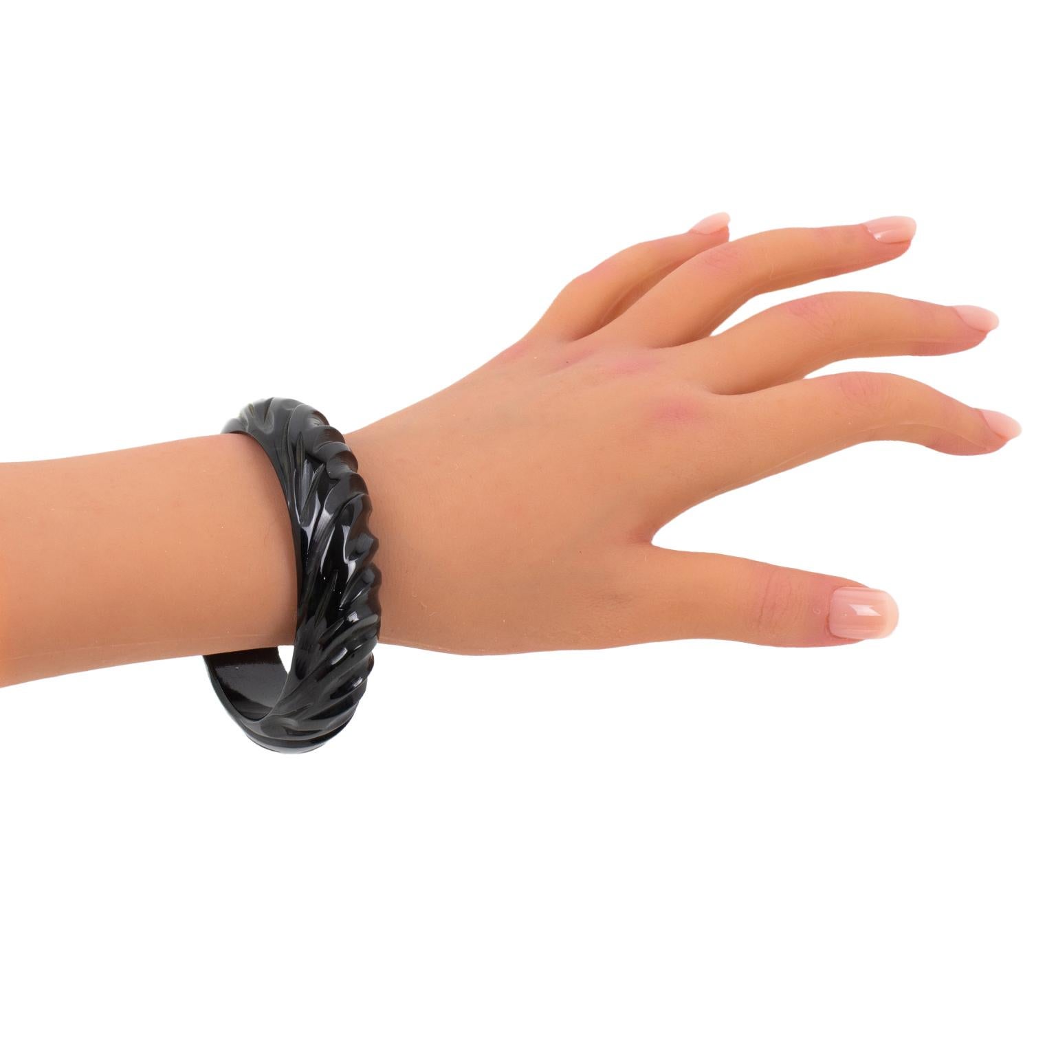 Licorice Bakelite Bracelet Bangle with Carving in vendita 2