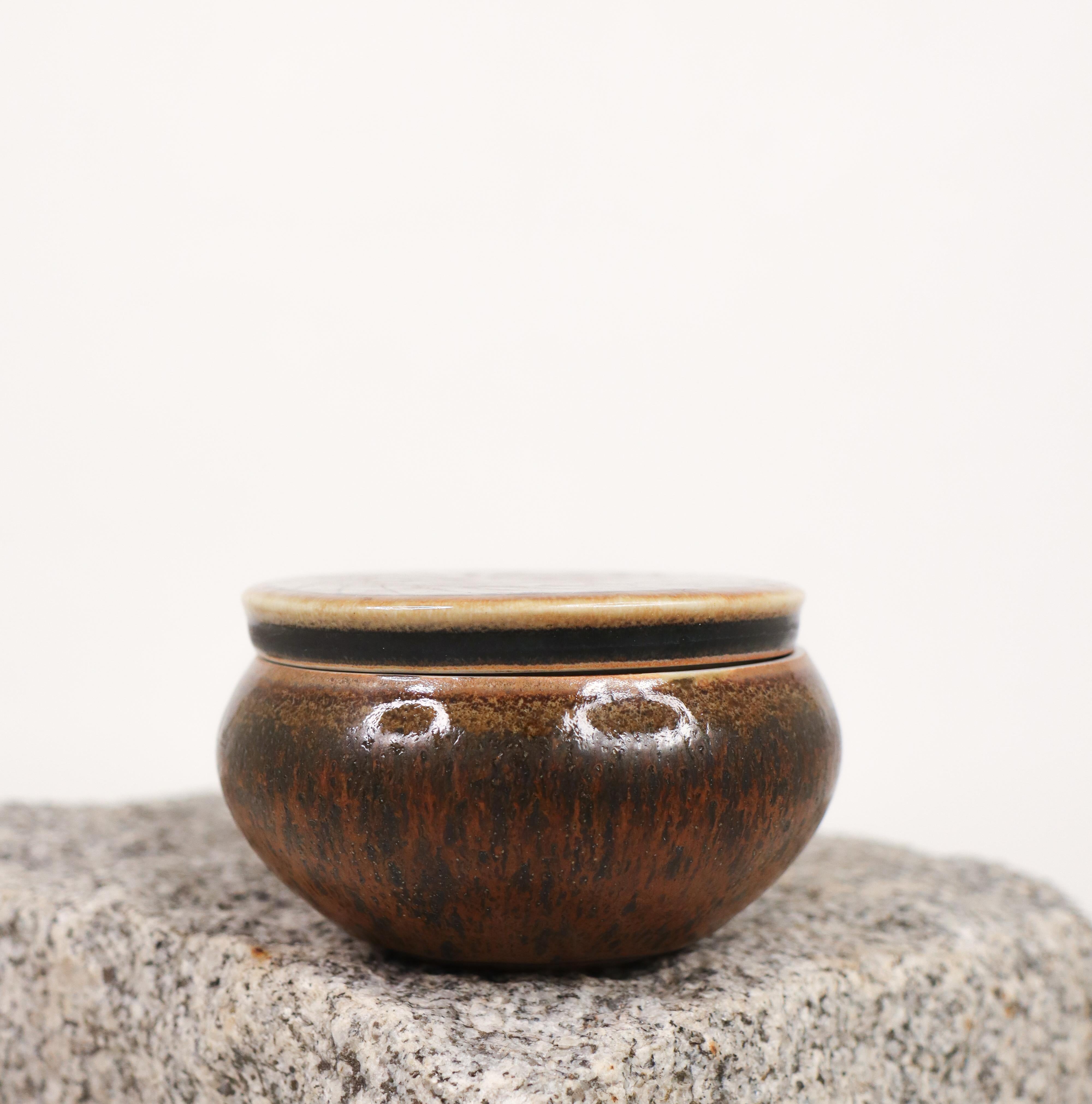 A brown & gray lidded bowl designed by Carl-Harry Stålhane at Rörstrand The bowl is 9 cm (3.6