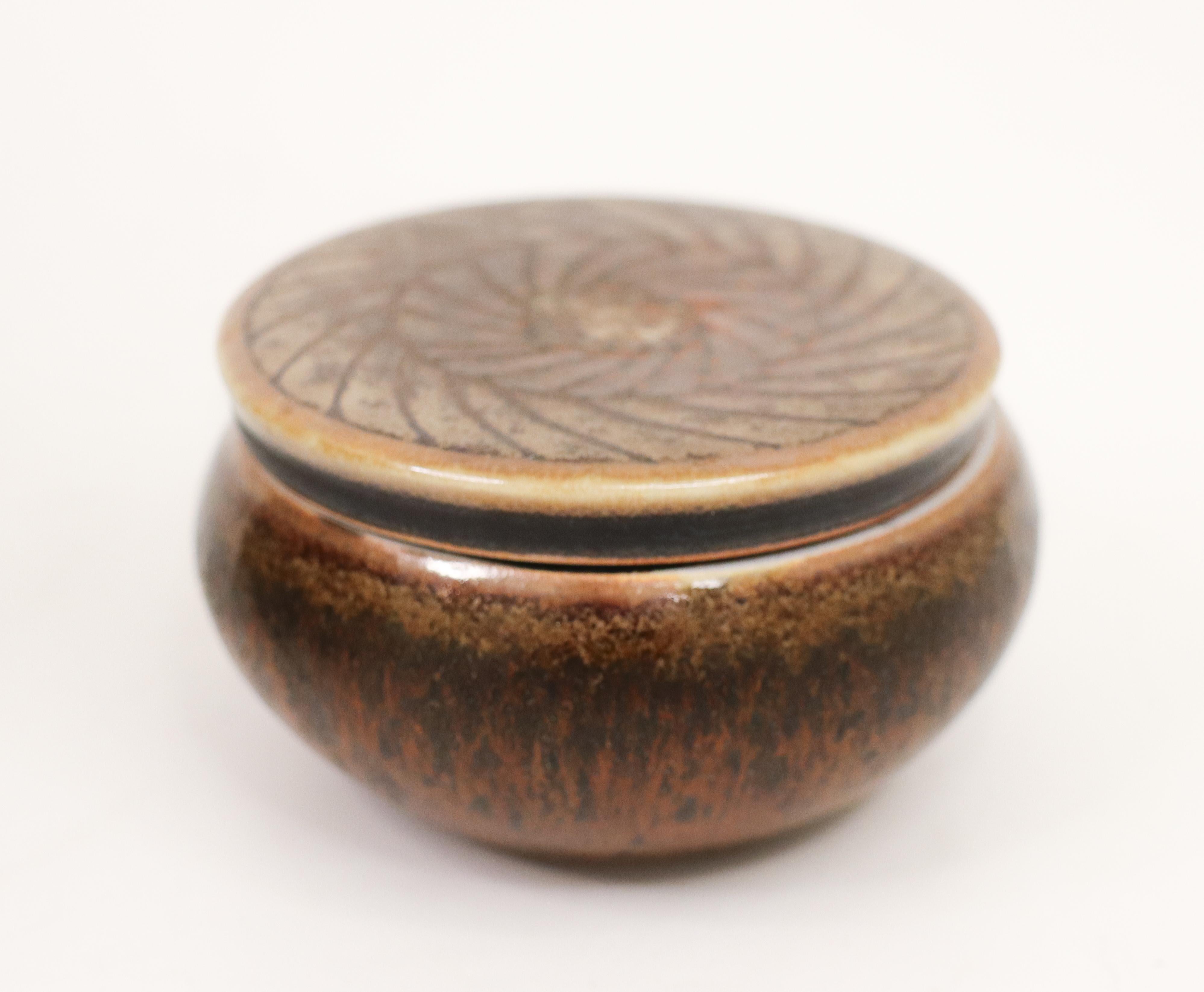Smaltato Ciotola con coperchio - Marrone e grigio - Atelier A Carl-Harry Stålhane Rörstrand - Metà secolo in vendita