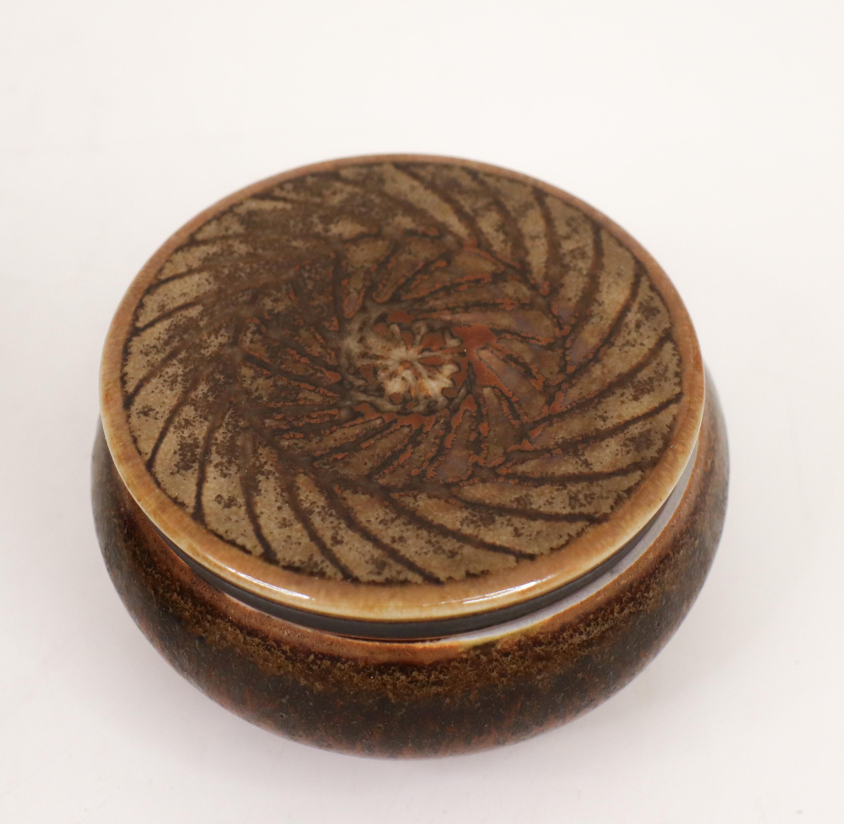 Lidded Bowl - Brown & Gray - Carl-Harry Stålhane Rörstrand Atelier - Mid century In Excellent Condition For Sale In Stockholm, SE