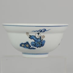 Schale mit Deckel aus Gaiwan-Porzellan für Jungen beim Spielen in Japan, 20./21. Jahrhundert