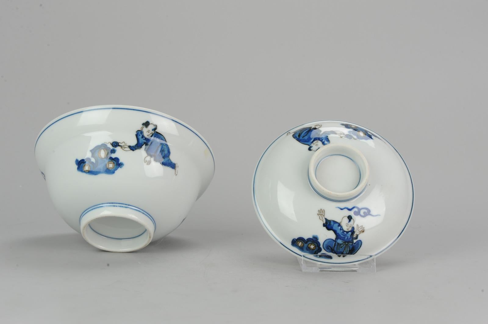 Ciotola con coperchio Gaiwan in porcellana Ragazzi che giocano Giappone, XX/XI secolo In condizioni buone in vendita a Amsterdam, Noord Holland