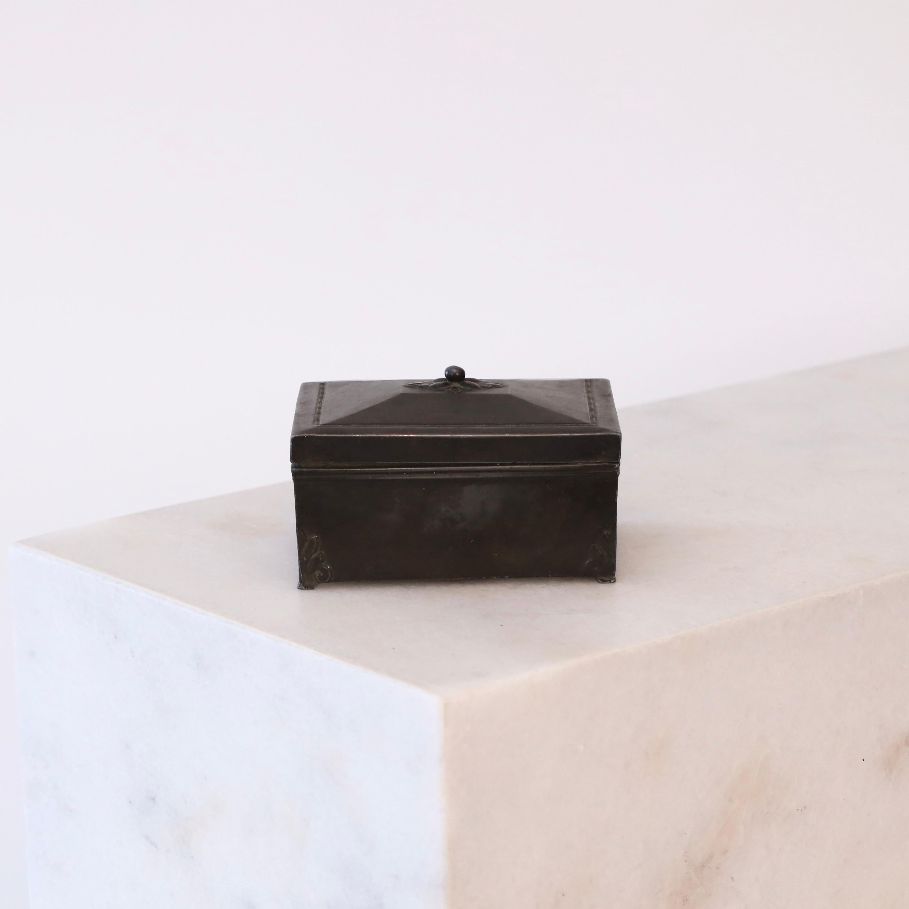 Cercueil métallique à couvercle fabriqué par Just Andersen dans les années 1920. Il s'agit d'une première œuvre du designer danois et d'une pièce intemporelle pour une belle maison. 

* Un coffret métallique / boîte à bijoux avec un intérieur en