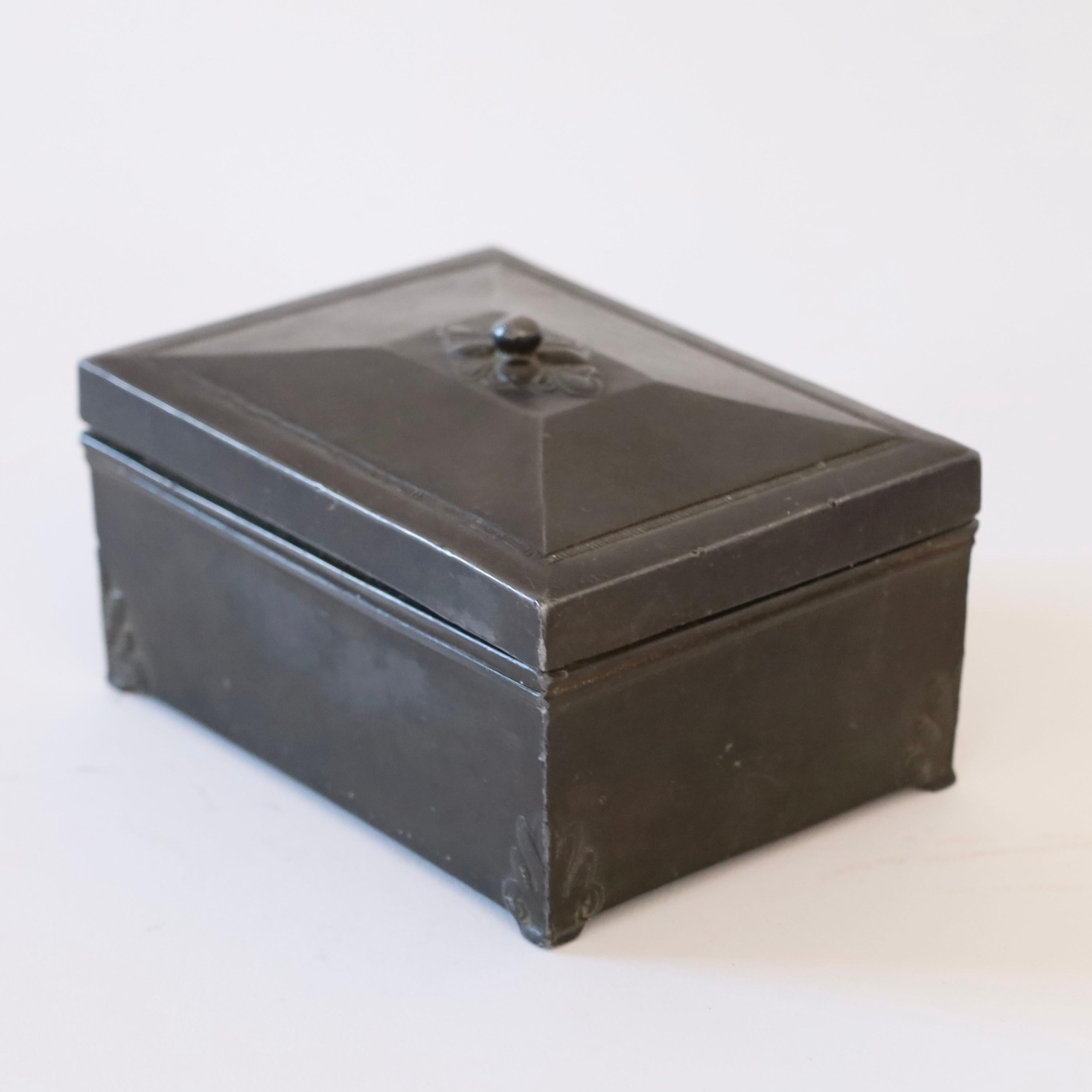 Schachtel mit Deckel von Just Andersen, 1920er Jahre, Dänemark (Frühes 20. Jahrhundert) im Angebot