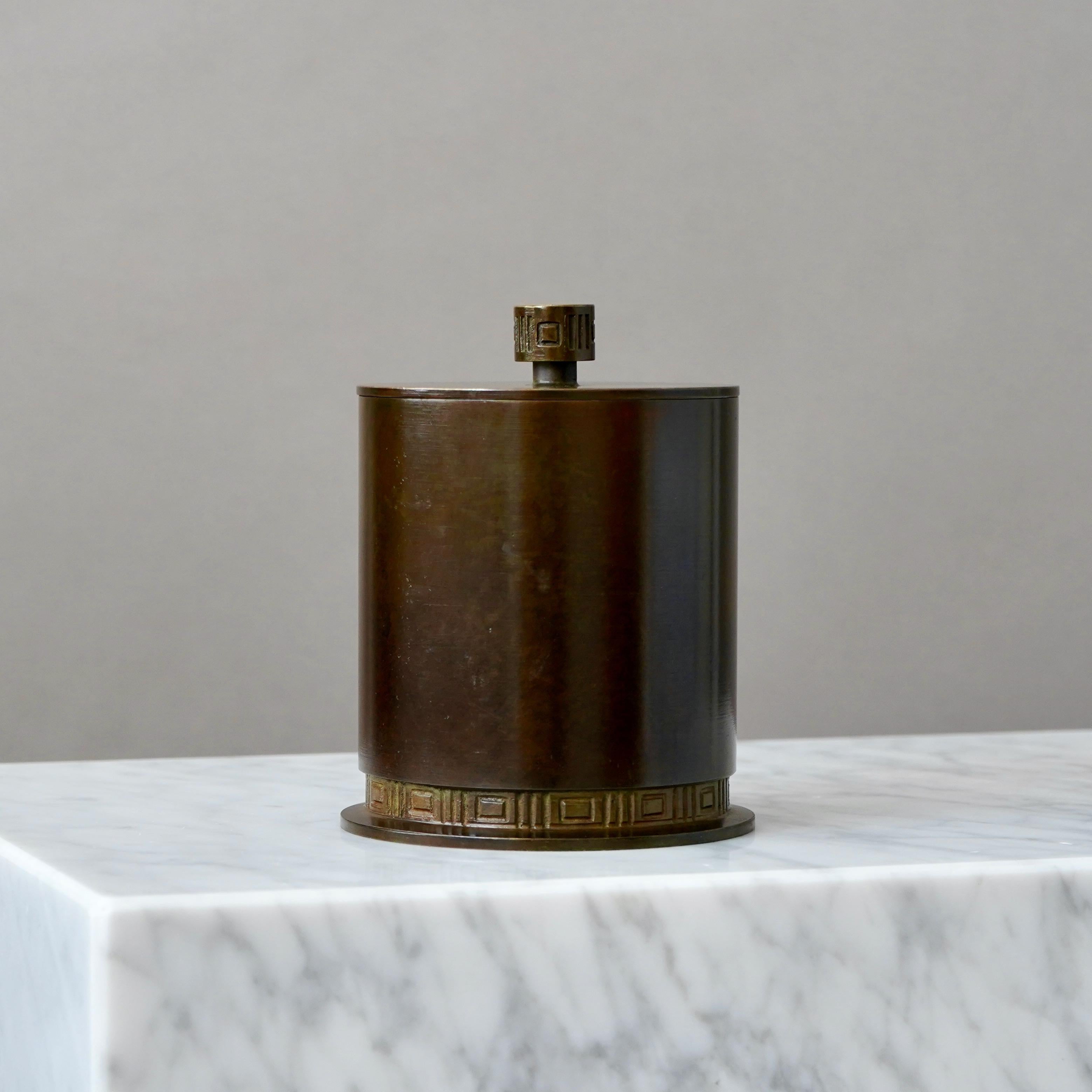 Lidded Bronze Art Deco Box by GAB Guldsmedsaktiebolaget, Sweden, 1930s In Good Condition For Sale In Malmö, SE