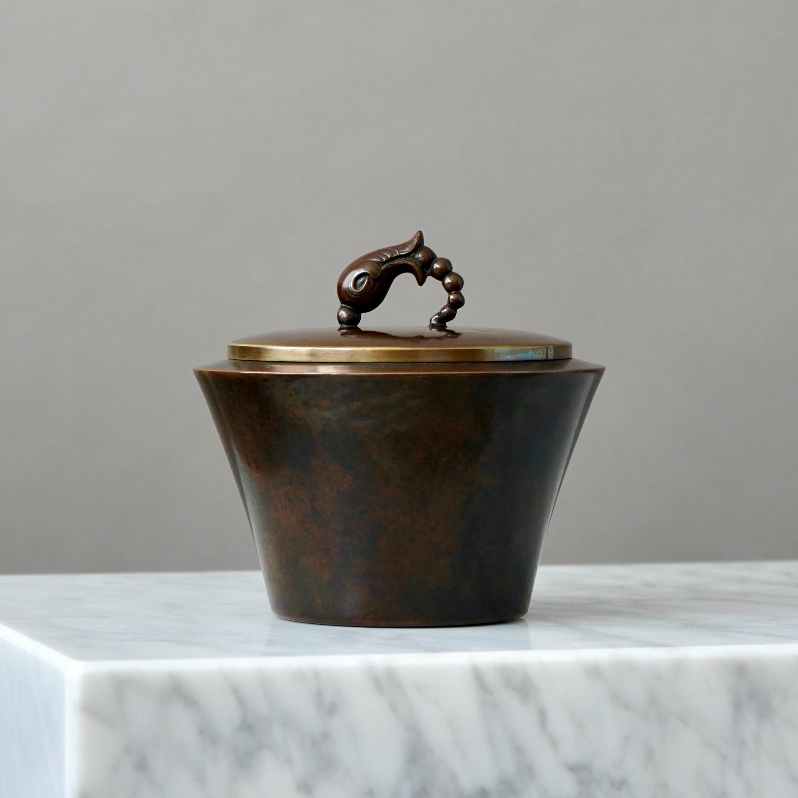 Eine Art-Déco-Dose aus Bronze mit Deckel und erstaunlicher Patina. 
Hergestellt von H.F. Ægte Bronce, Dänemark, 1930er Jahre.  

Guter Zustand, nur einige leichte Kratzer.
Gestempelt mit Herstellerzeichen.